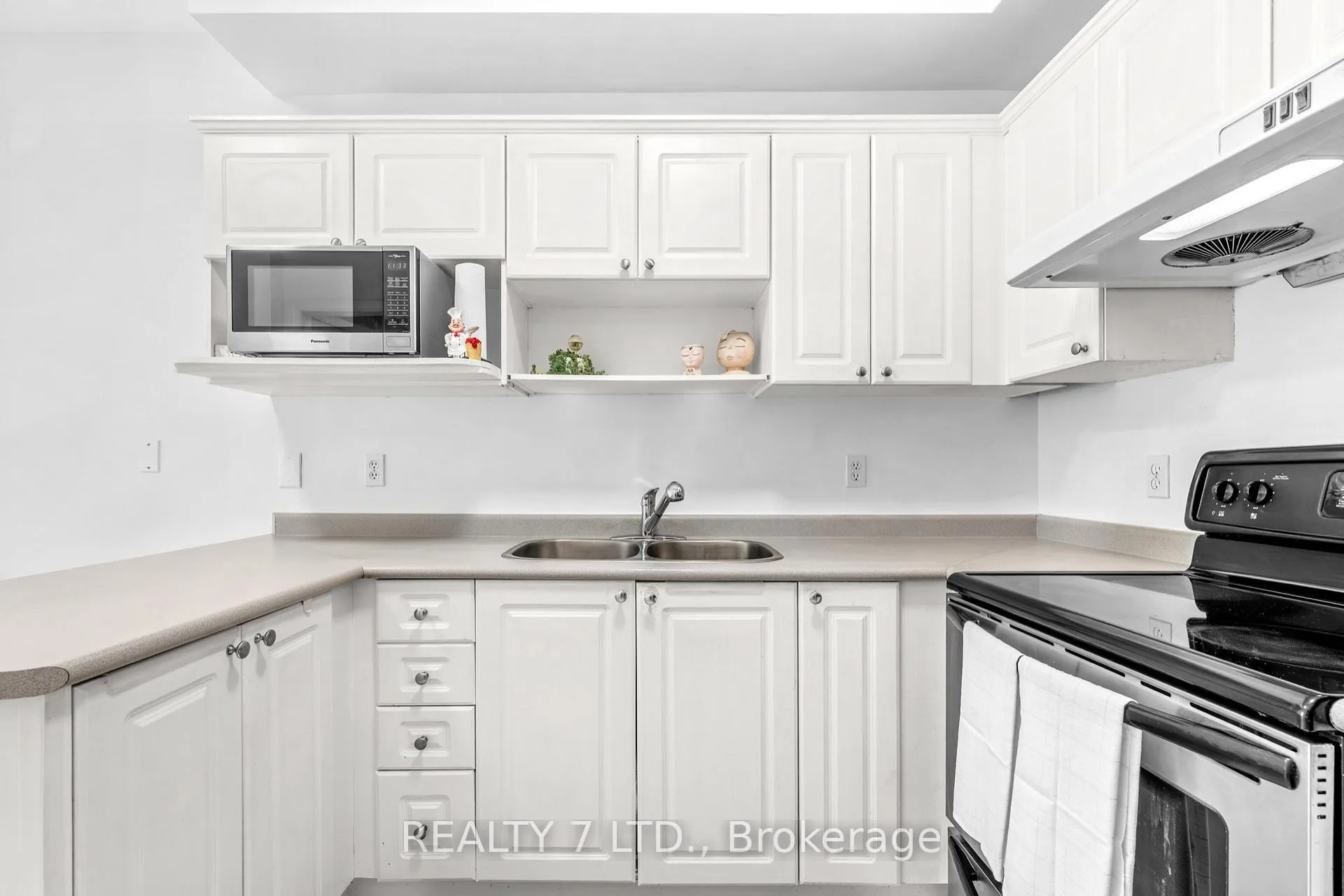 Photo 4 of 211 Downey Circle, Aurora, Bayview Wellington — HOMEH