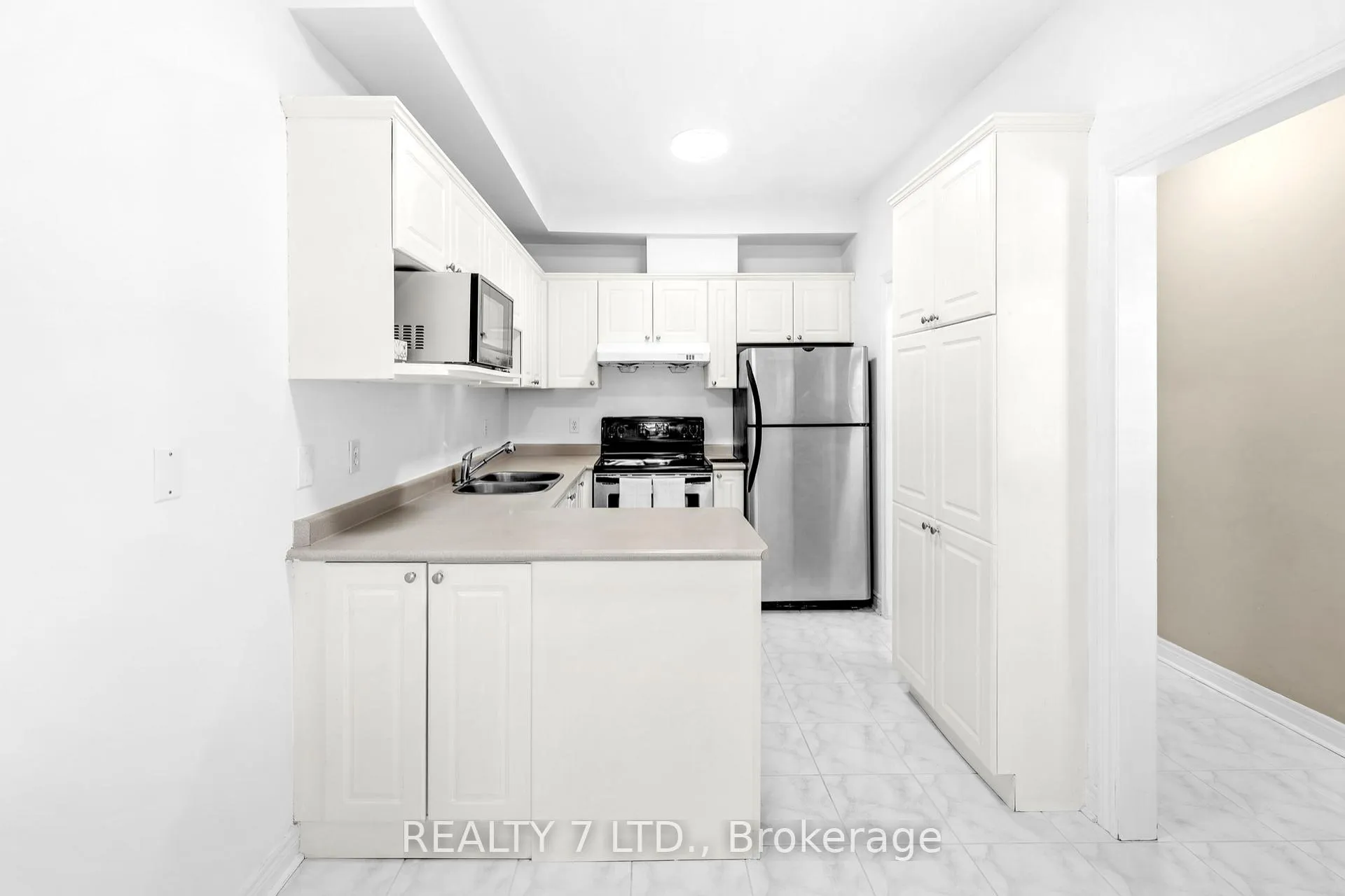 Photo 6 of 211 Downey Circle, Aurora, Bayview Wellington — HOMEH