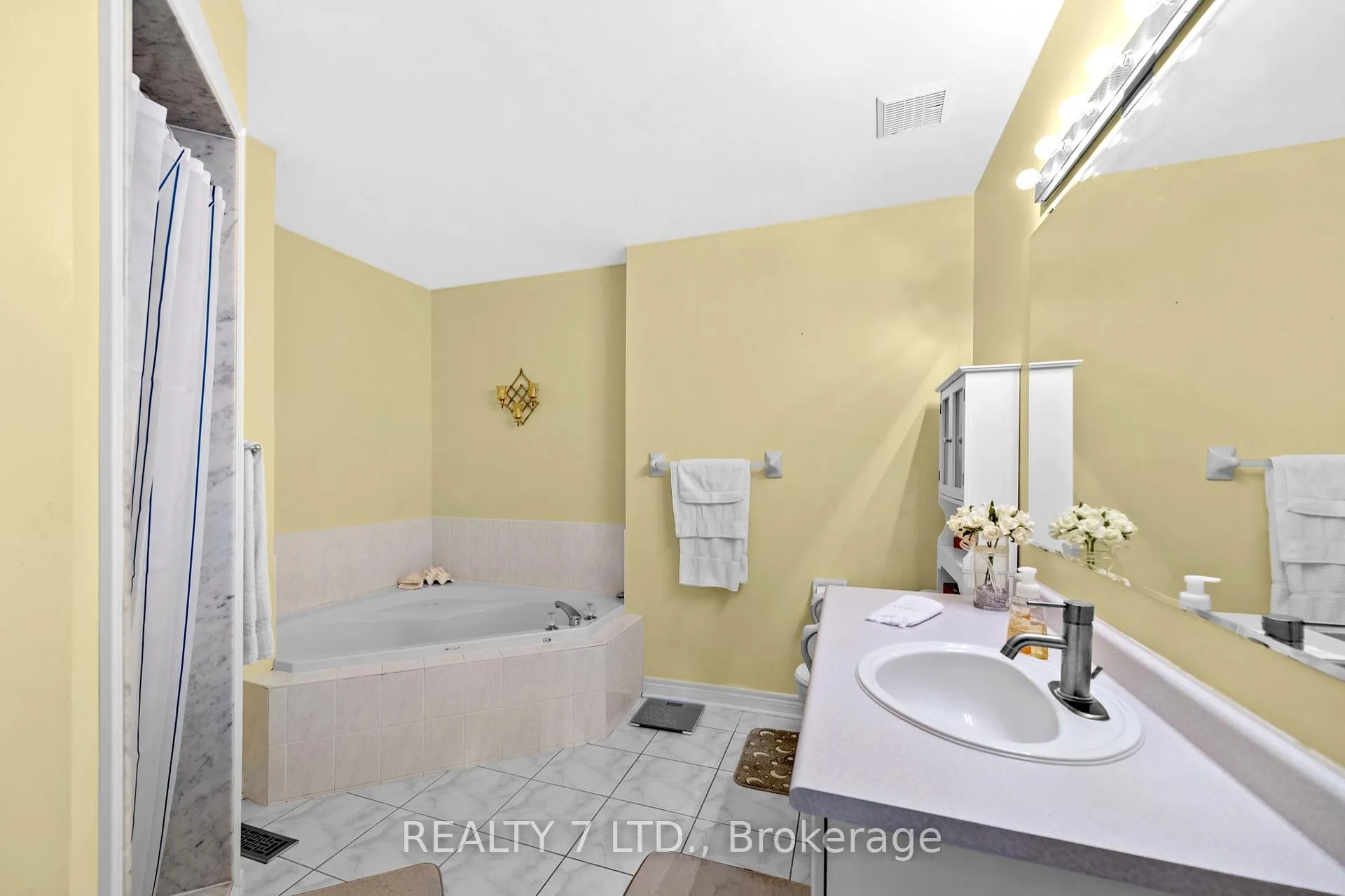 Photo 19 of 211 Downey Circle, Aurora, Bayview Wellington — HOMEH