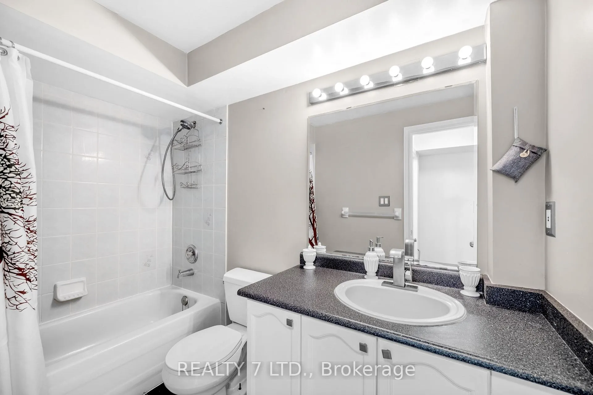 Photo 31 of 211 Downey Circle, Aurora, Bayview Wellington — HOMEH