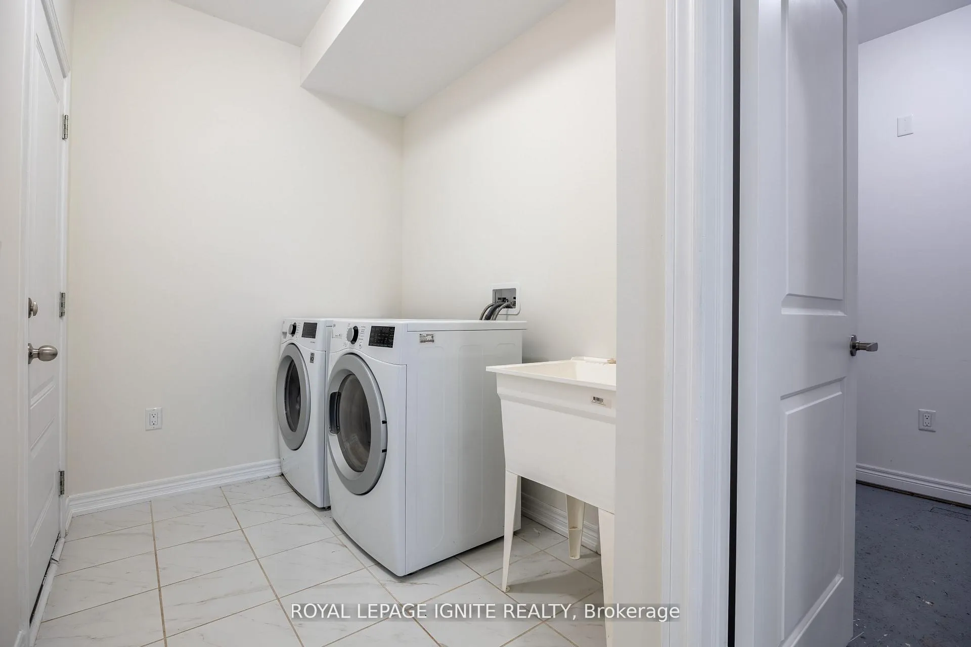 Photo 11 of 83 Summer Breeze Drive, Quinte West, Murray Ward — HOMEH