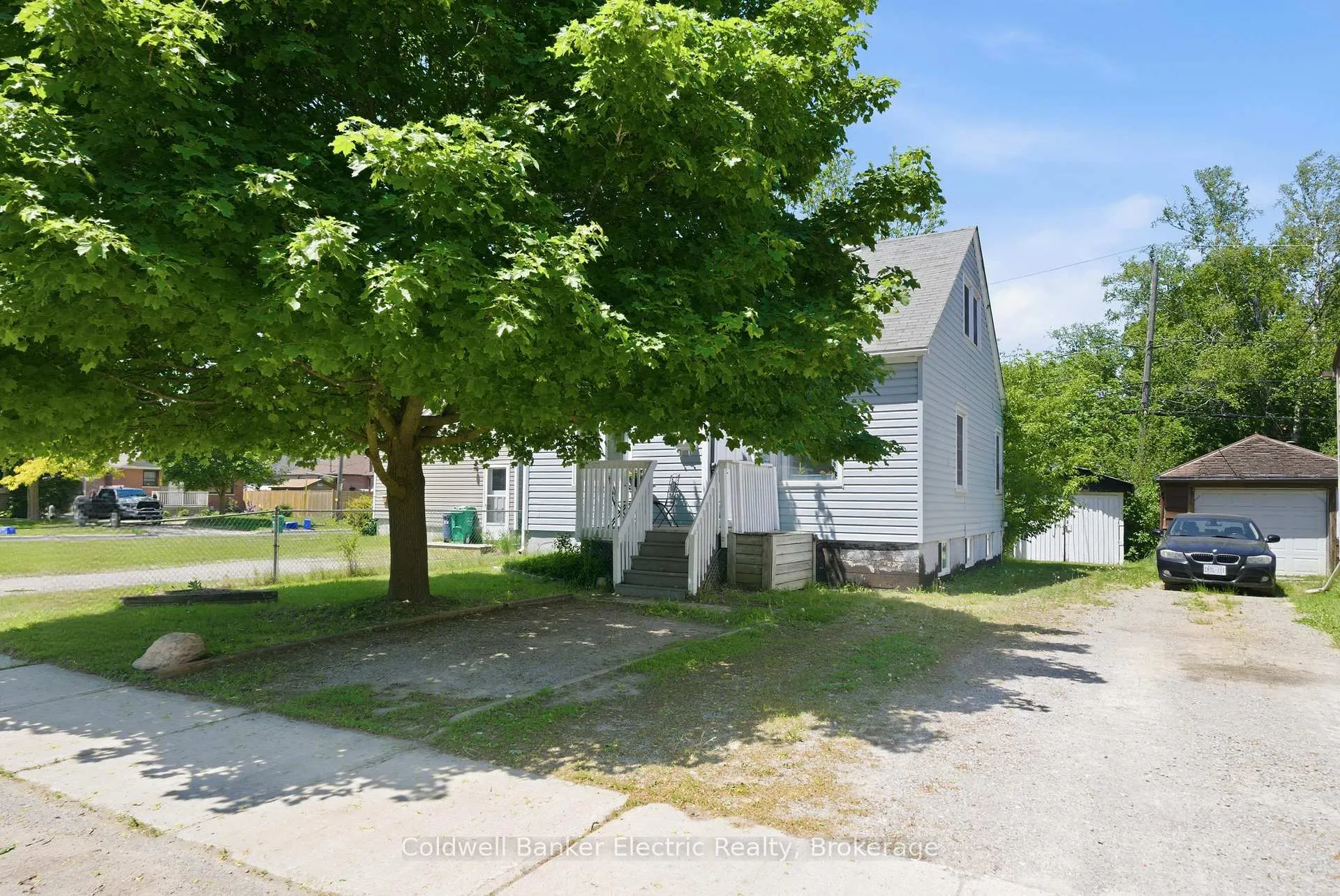 Photo 2 of 780 Brown Street, Peterborough, Otonabee Ward 1 — HOMEH