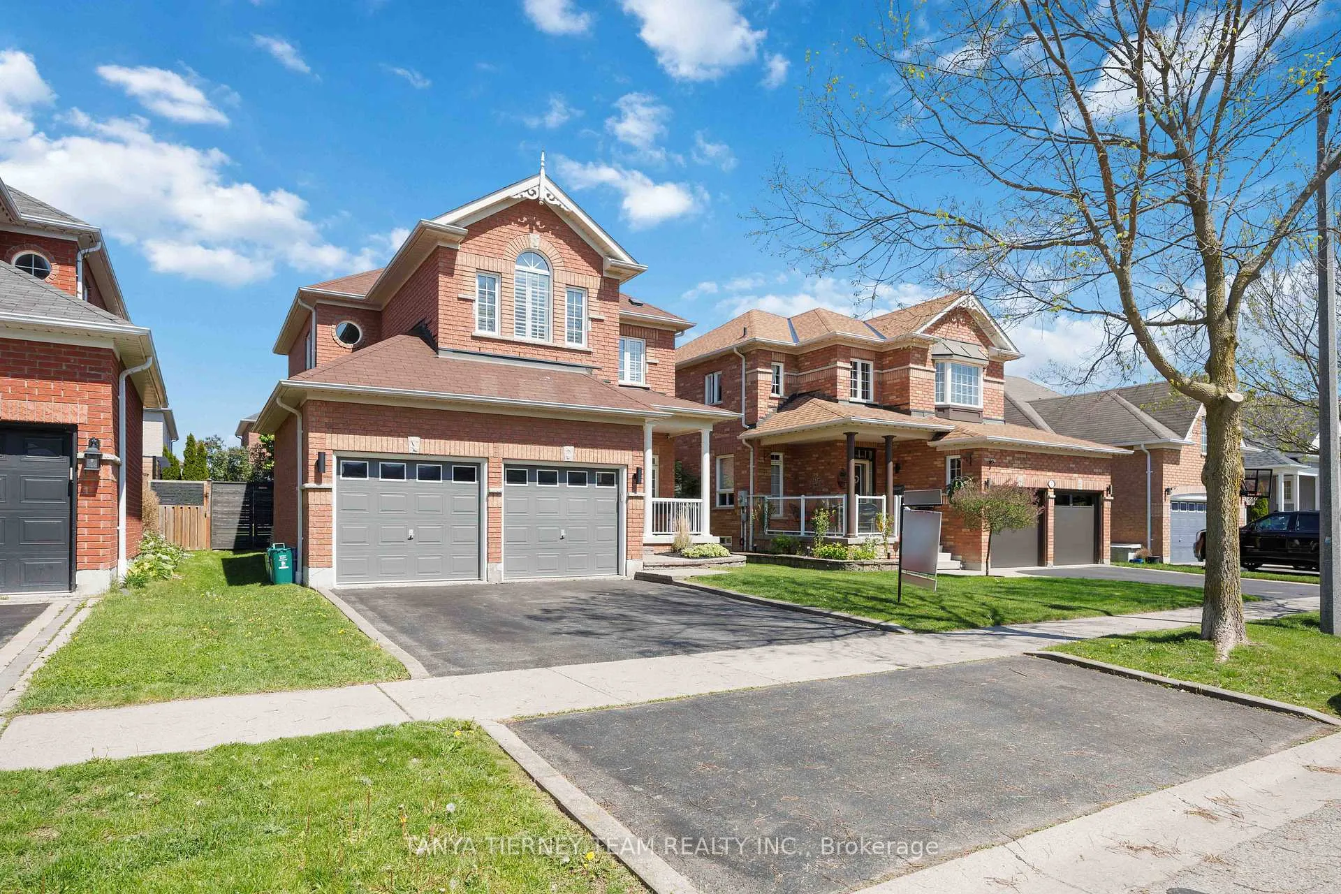 Photo 3 of 9 Penhurst Drive, Whitby, Brooklin — HOMEH