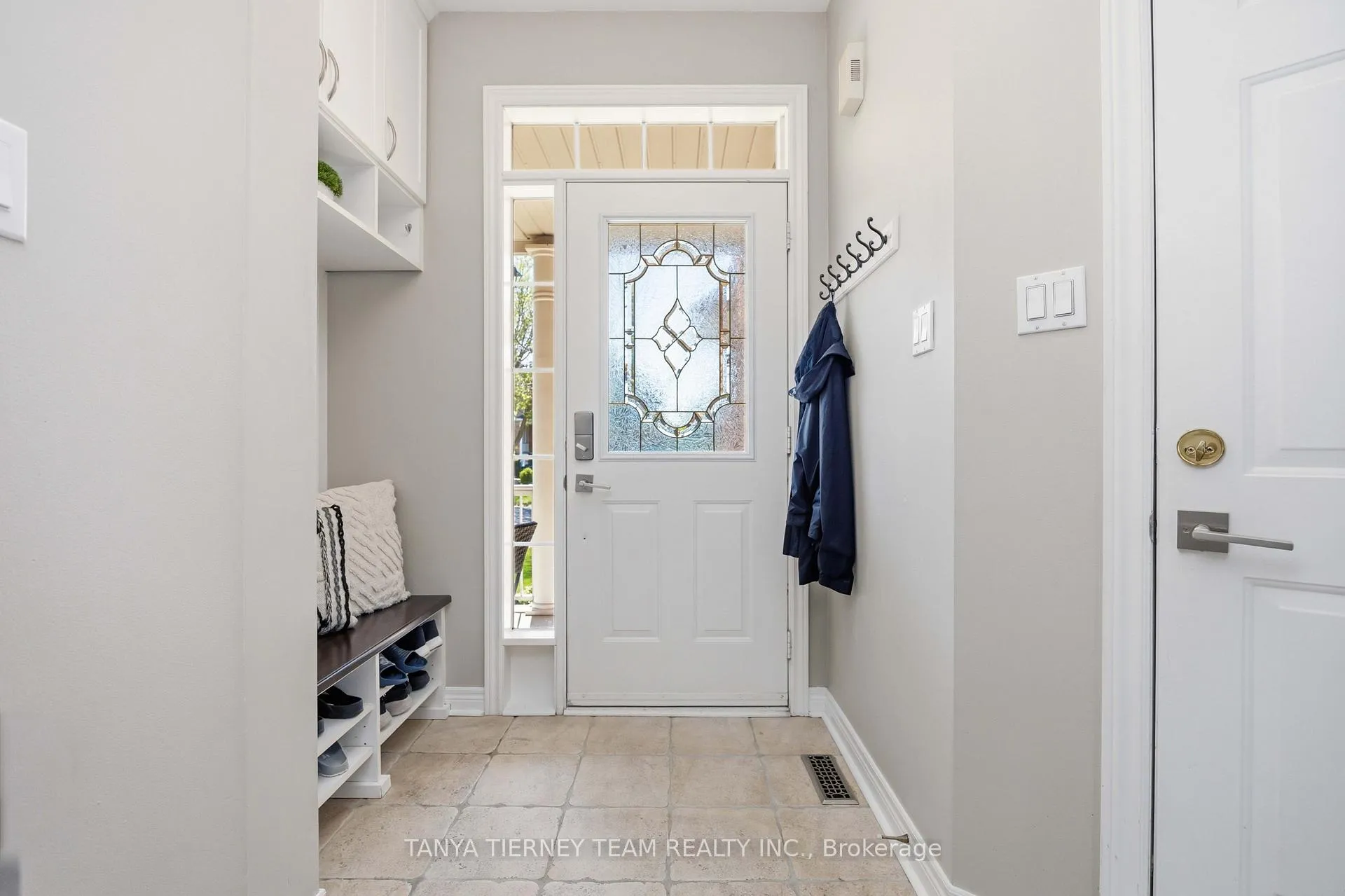 Photo 5 of 9 Penhurst Drive, Whitby, Brooklin — HOMEH