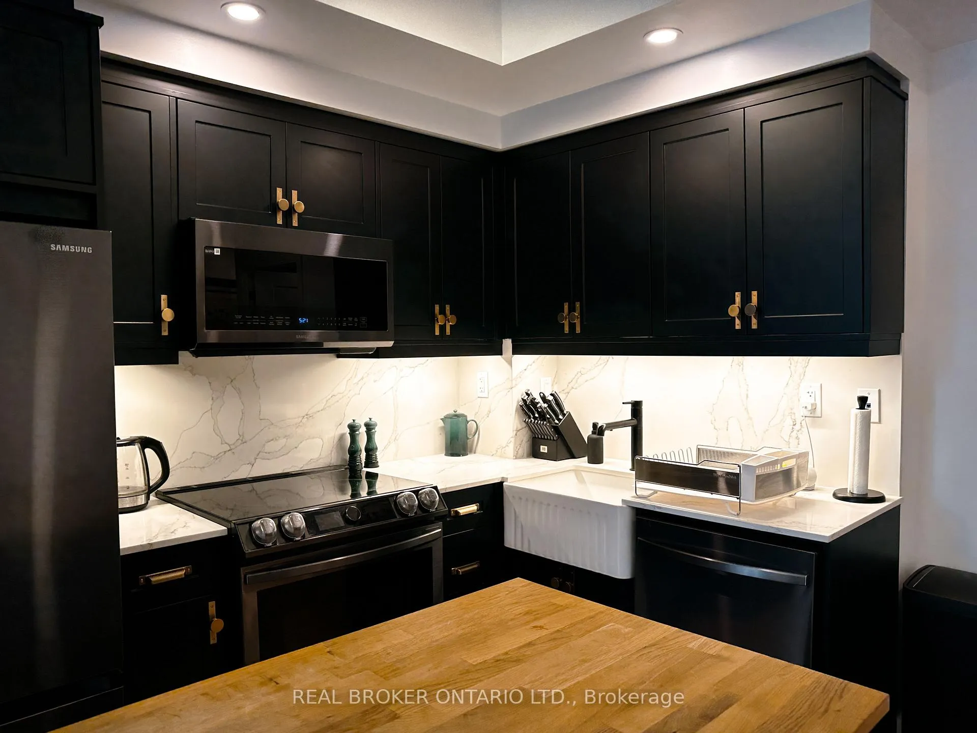 Photo 2 of Unit 903, 15 Bruyeres Mews, Toronto, Niagara — HOMEH