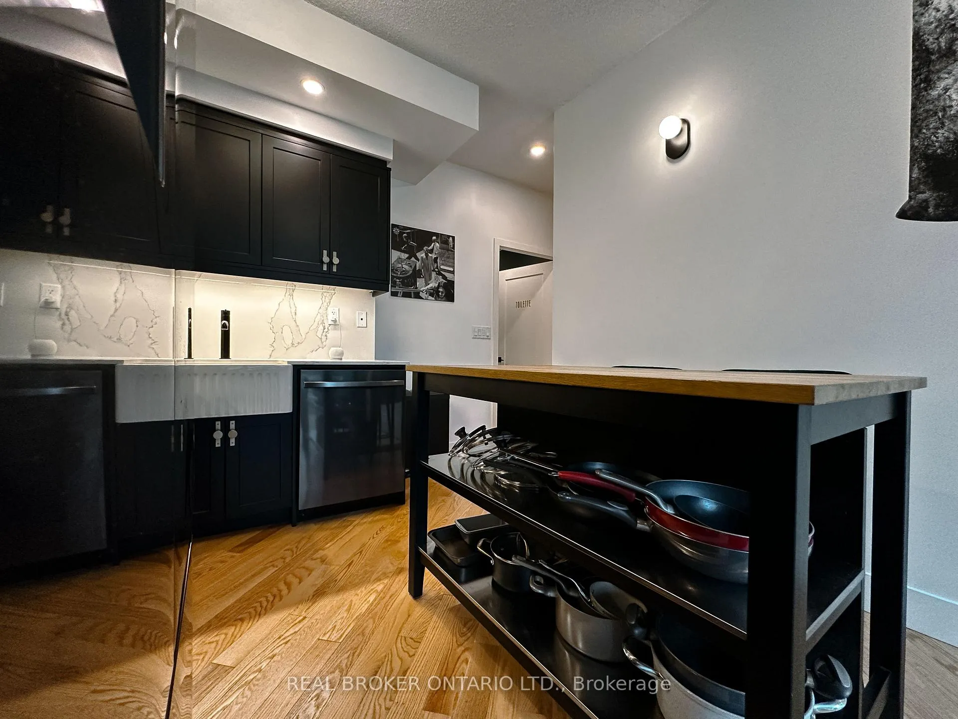 Photo 4 of Unit 903, 15 Bruyeres Mews, Toronto, Niagara — HOMEH