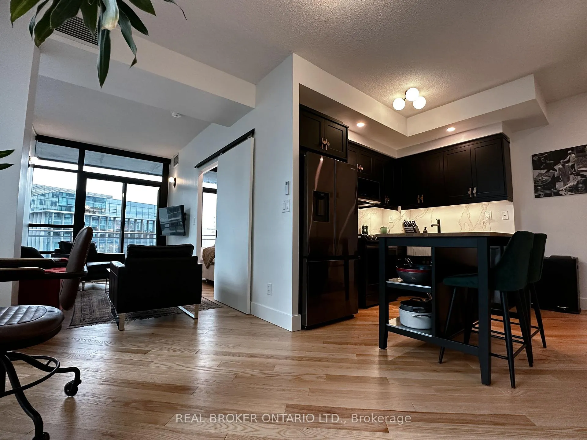 Photo 5 of Unit 903, 15 Bruyeres Mews, Toronto, Niagara — HOMEH