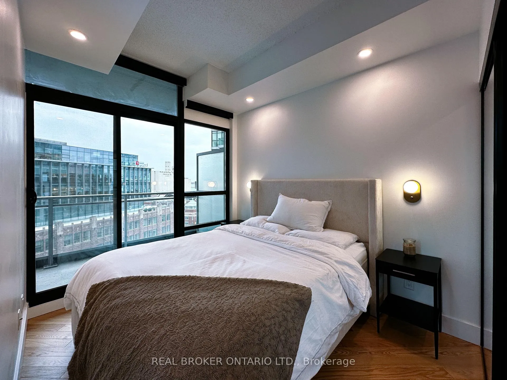 Photo 12 of Unit 903, 15 Bruyeres Mews, Toronto, Niagara — HOMEH