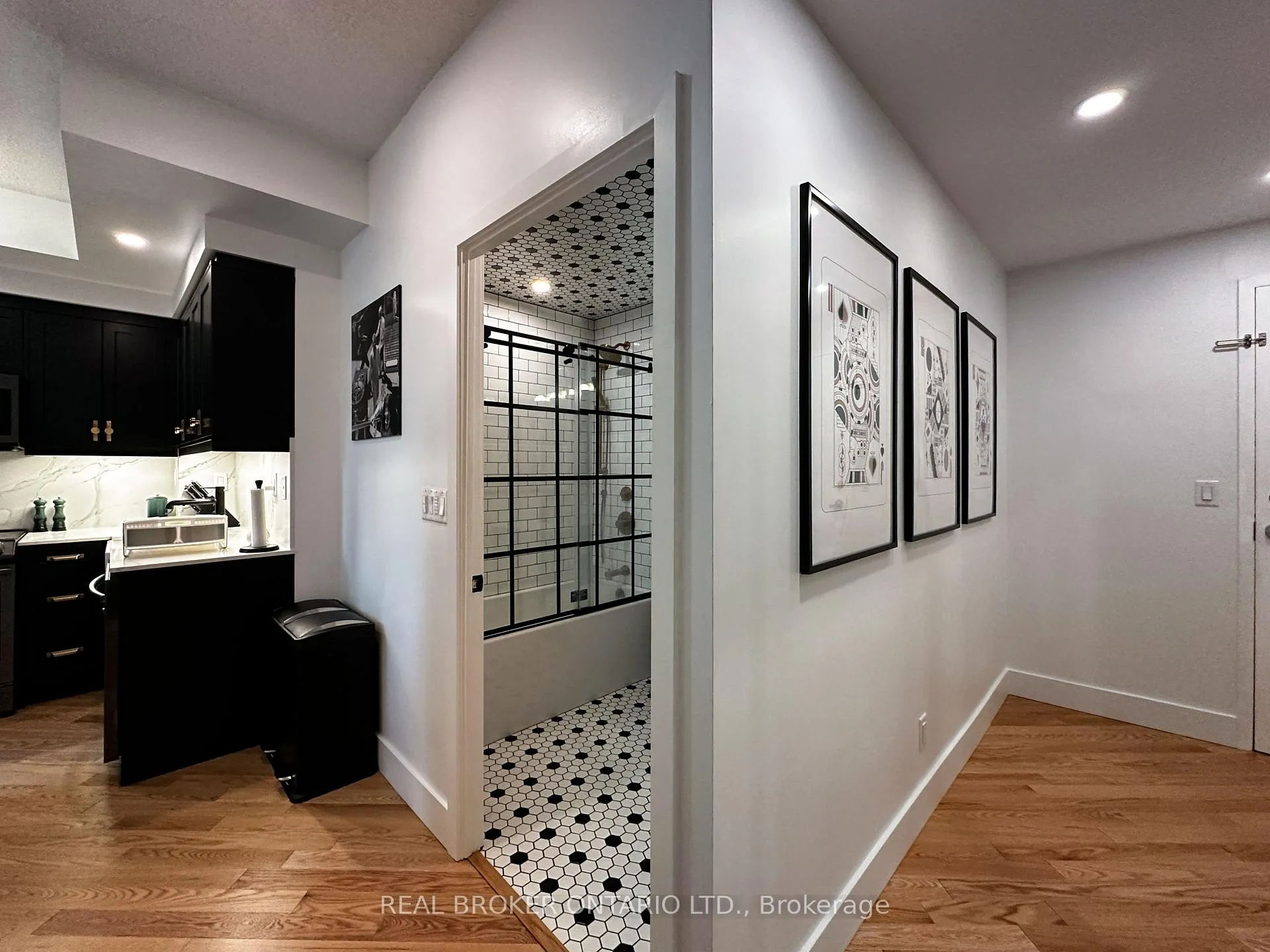 Photo 19 of Unit 903, 15 Bruyeres Mews, Toronto, Niagara — HOMEH