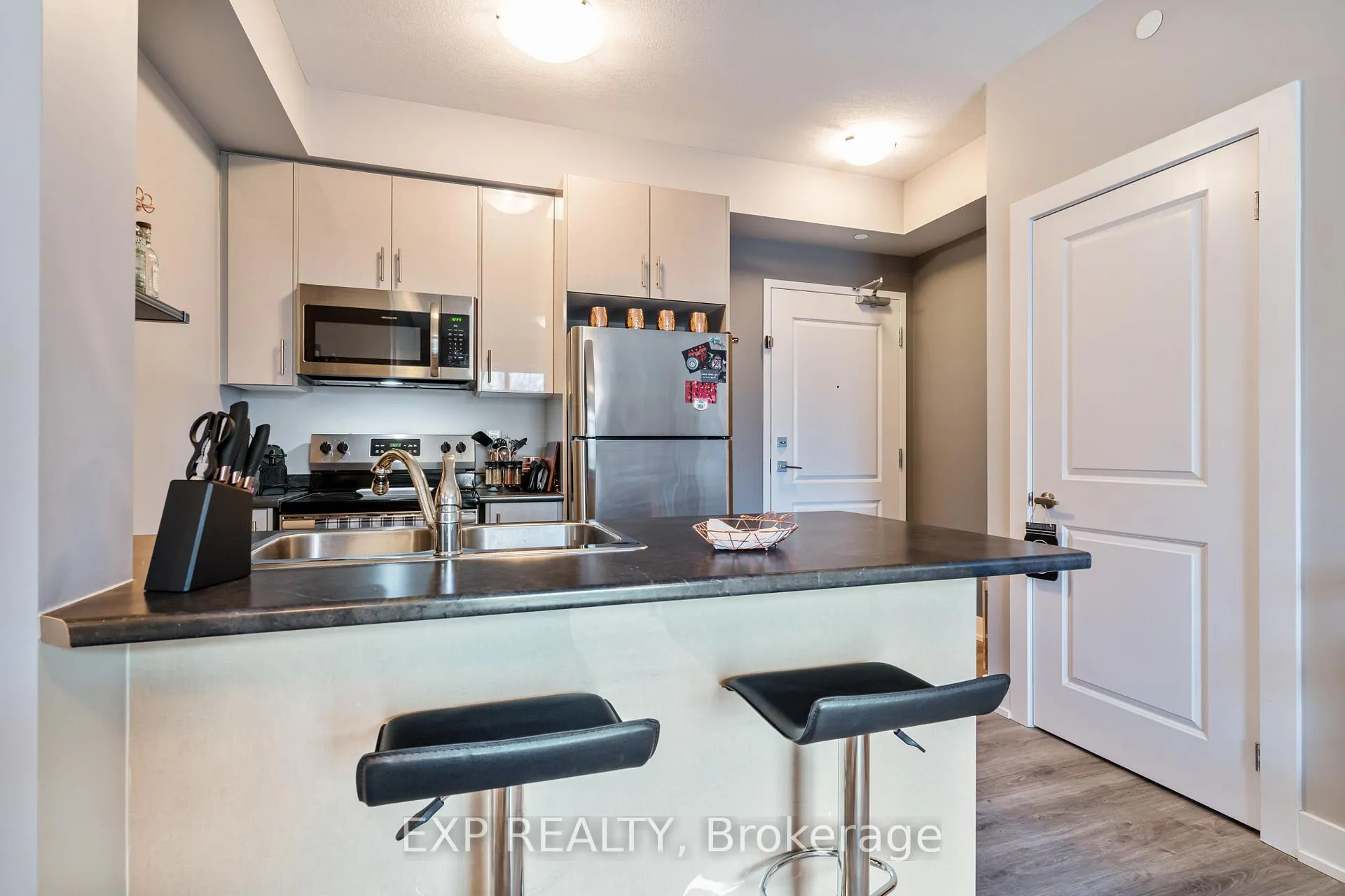 Photo 3 of Unit 217, 125 Shoreview Place, Hamilton, Stoney Creek — HOMEH