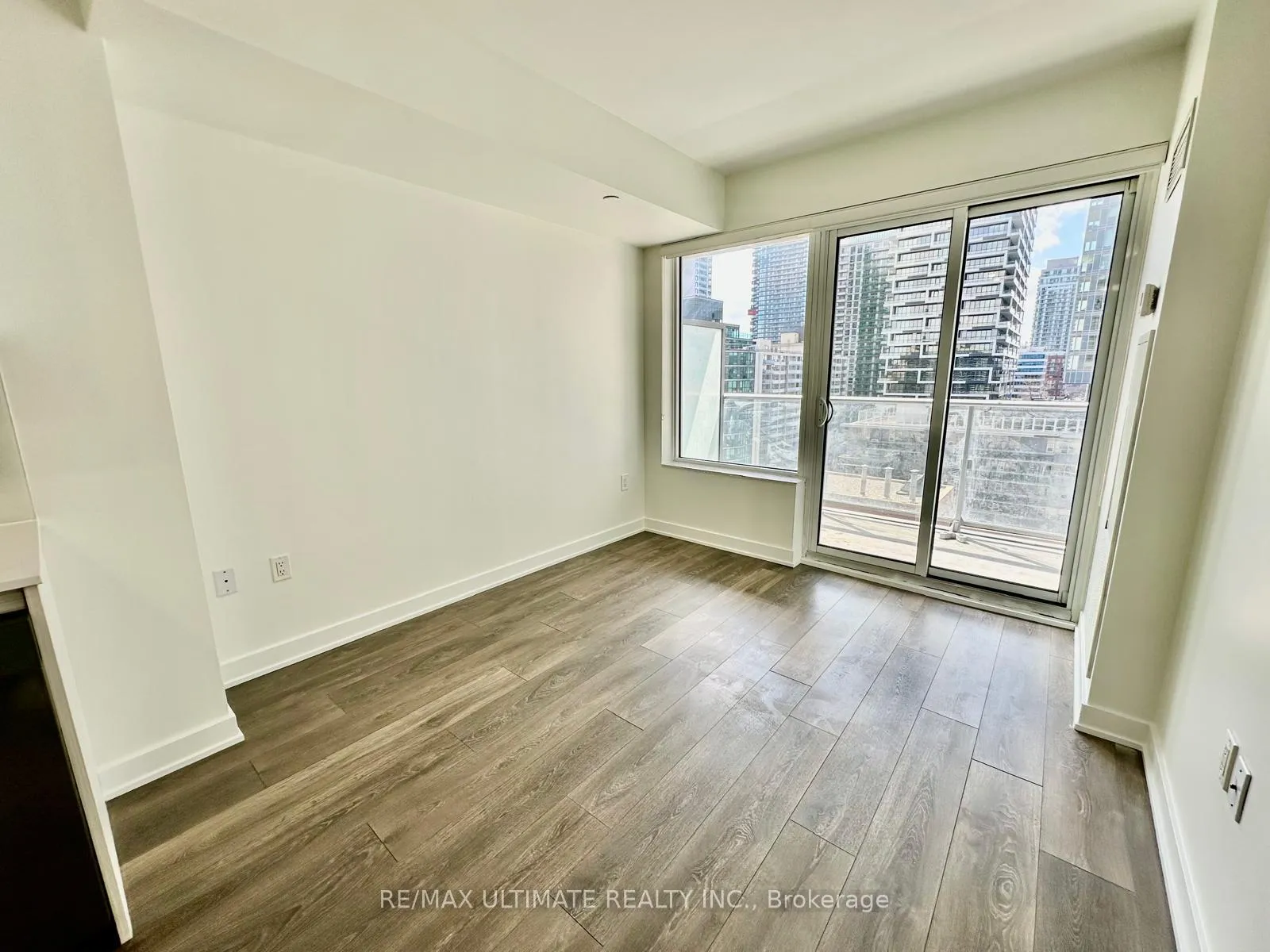 Photo 8 of Unit 1211, 195 Redpath Avenue, Toronto, Mount Pleasant West — HOMEH
