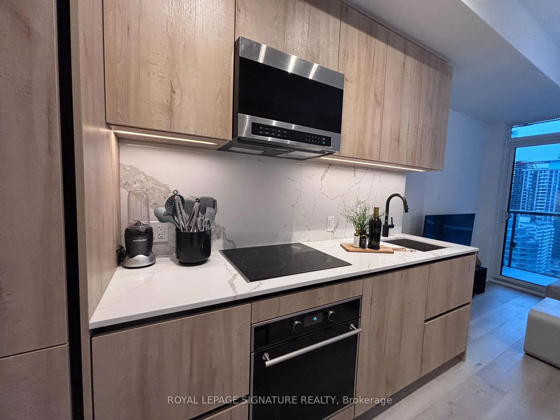 Photo 2 of Unit 2104, 127 Broadway Avenue, Toronto, Mount Pleasant West — HOMEH
