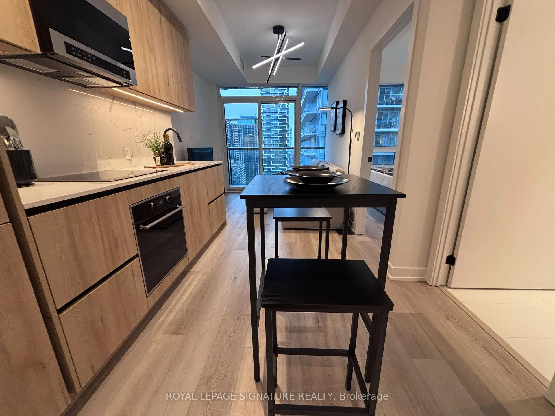 Photo 3 of Unit 2104, 127 Broadway Avenue, Toronto, Mount Pleasant West — HOMEH
