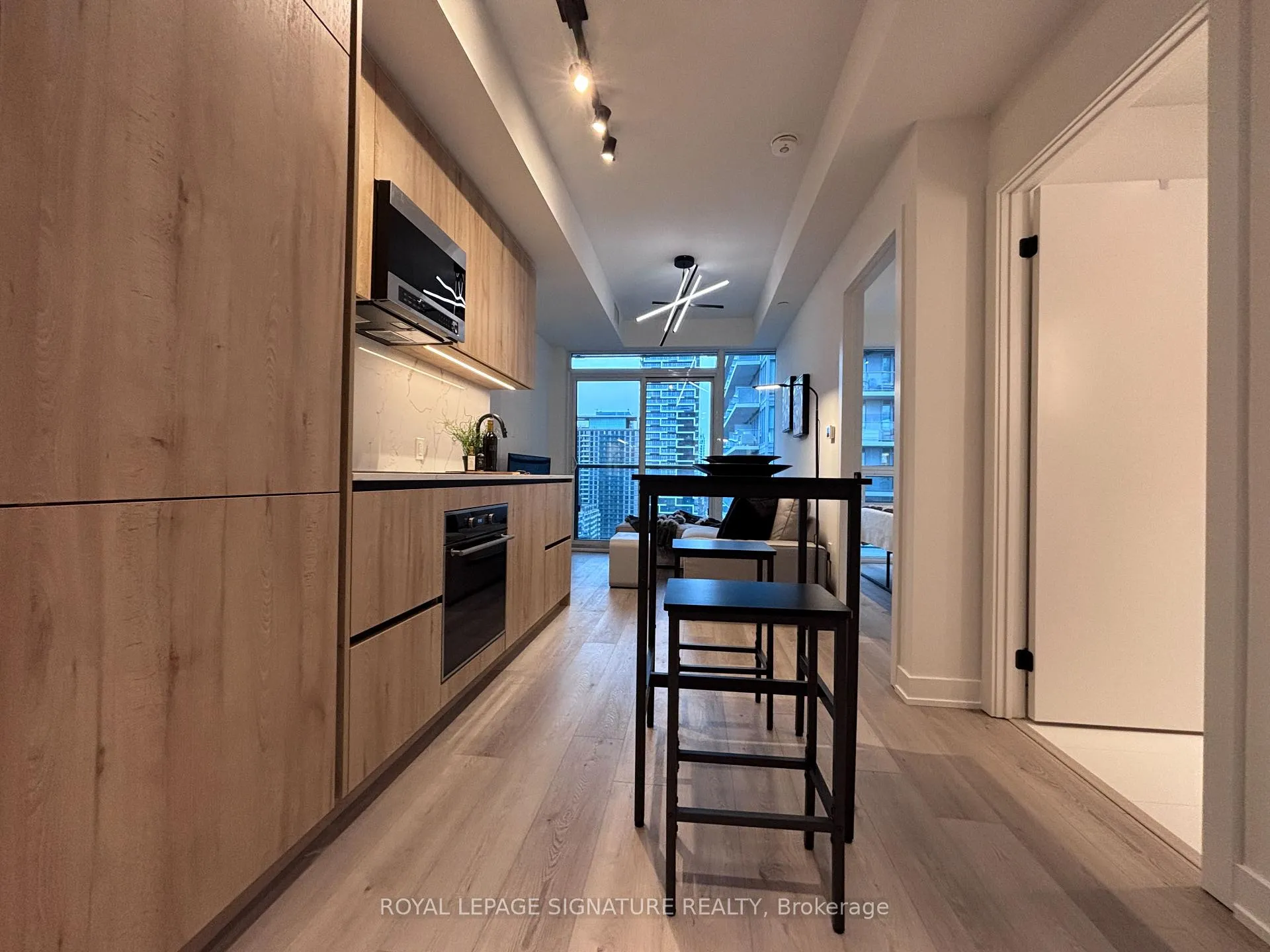 Photo 4 of Unit 2104, 127 Broadway Avenue, Toronto, Mount Pleasant West — HOMEH