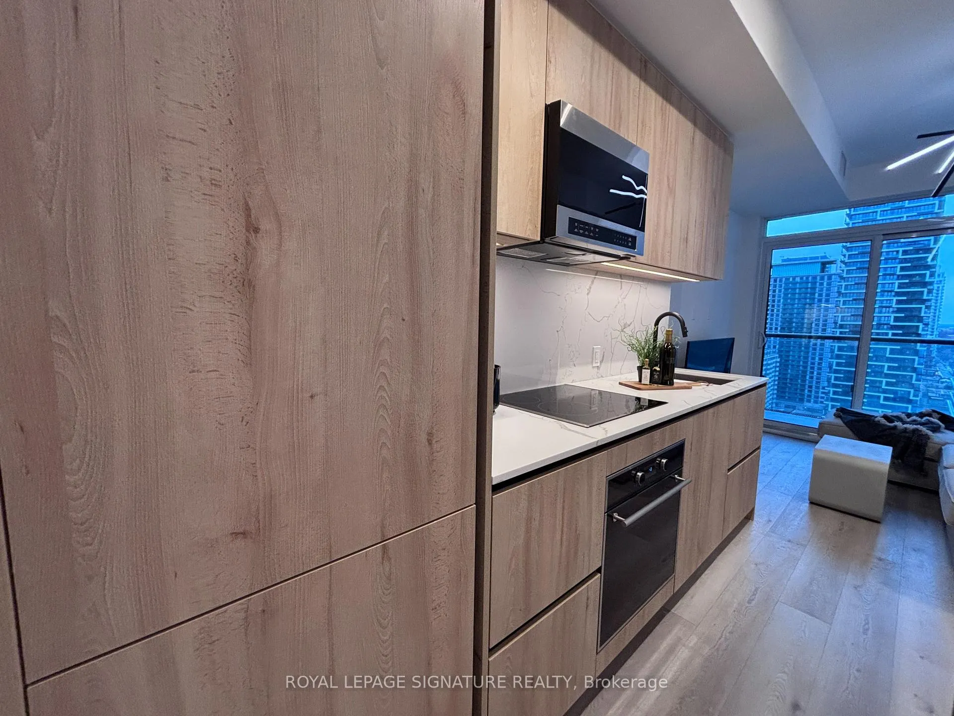Photo 5 of Unit 2104, 127 Broadway Avenue, Toronto, Mount Pleasant West — HOMEH