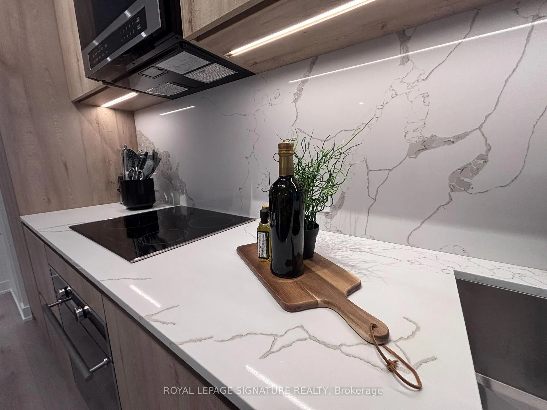 Photo 6 of Unit 2104, 127 Broadway Avenue, Toronto, Mount Pleasant West — HOMEH
