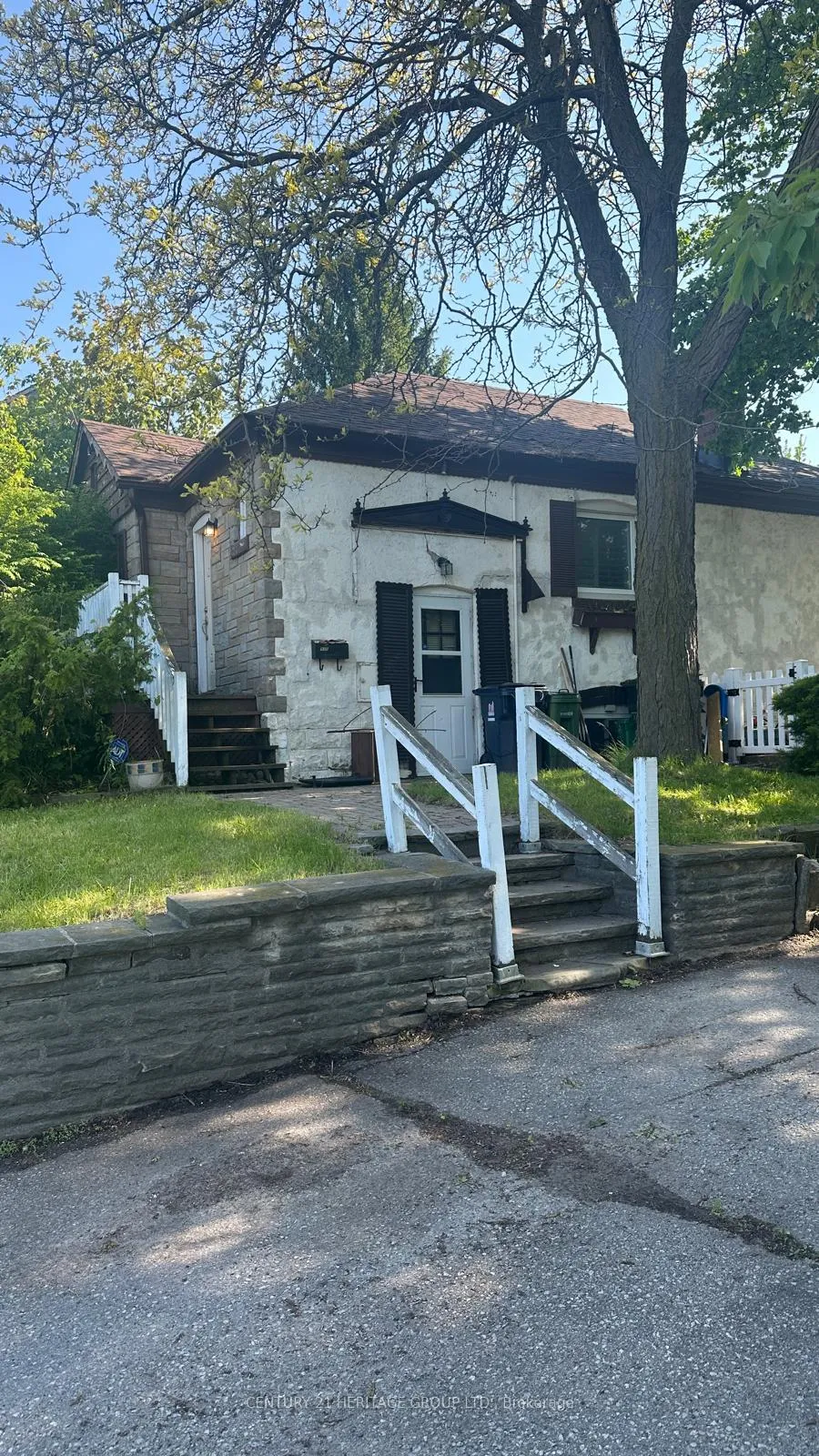 Front of 930 Scarlett Road
