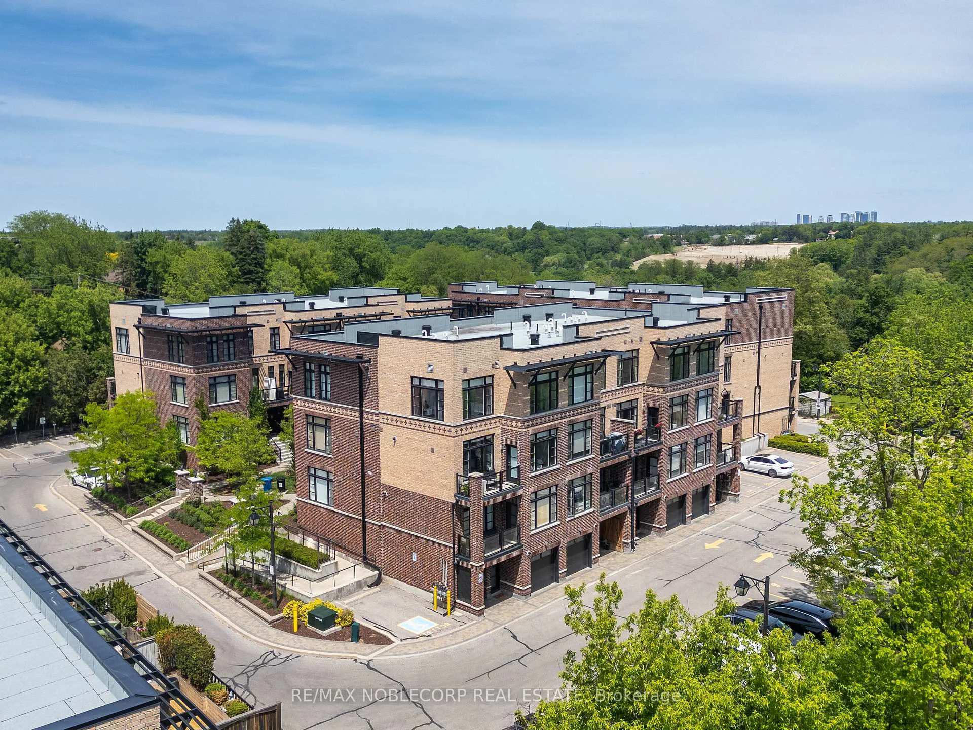 Photo 2 of Unit 40, 8167 Kipling Avenue, Vaughan, West Woodbridge — HOMEH