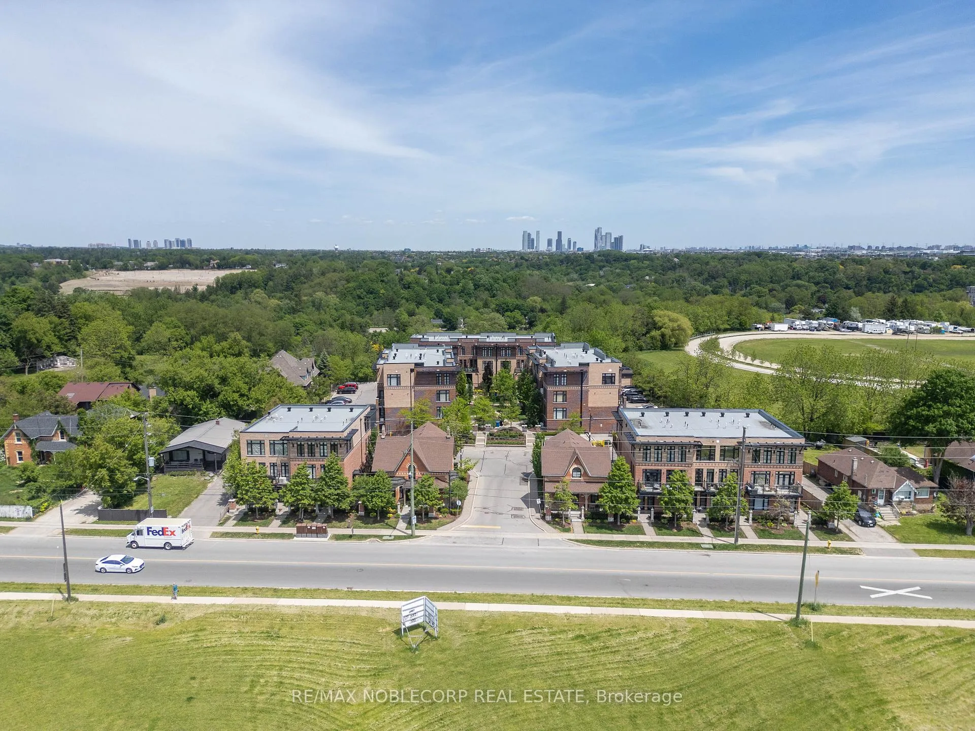 Photo 3 of Unit 40, 8167 Kipling Avenue, Vaughan, West Woodbridge — HOMEH