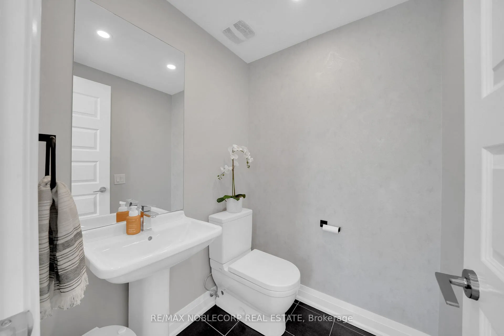 Photo 23 of Unit 40, 8167 Kipling Avenue, Vaughan, West Woodbridge — HOMEH