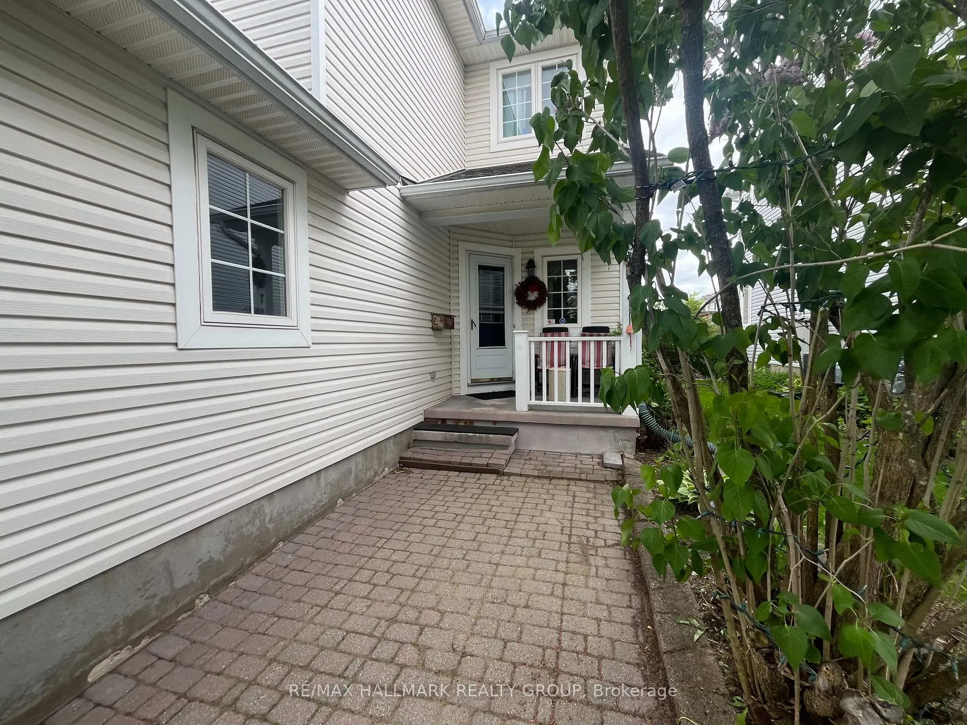 Photo 2 of 827 Como Crescent, Ottawa, Fallingbrook/Pineridge — HOMEH