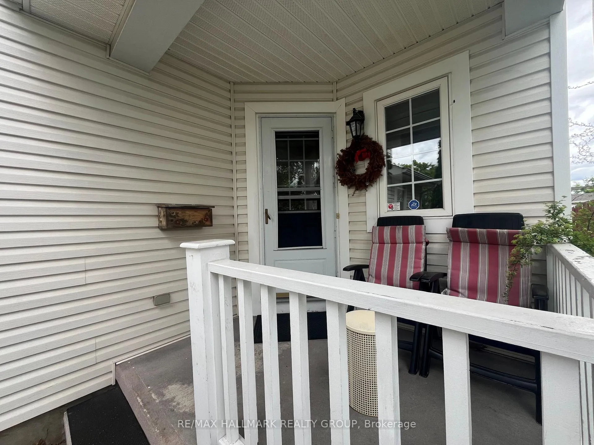Photo 3 of 827 Como Crescent, Ottawa, Fallingbrook/Pineridge — HOMEH