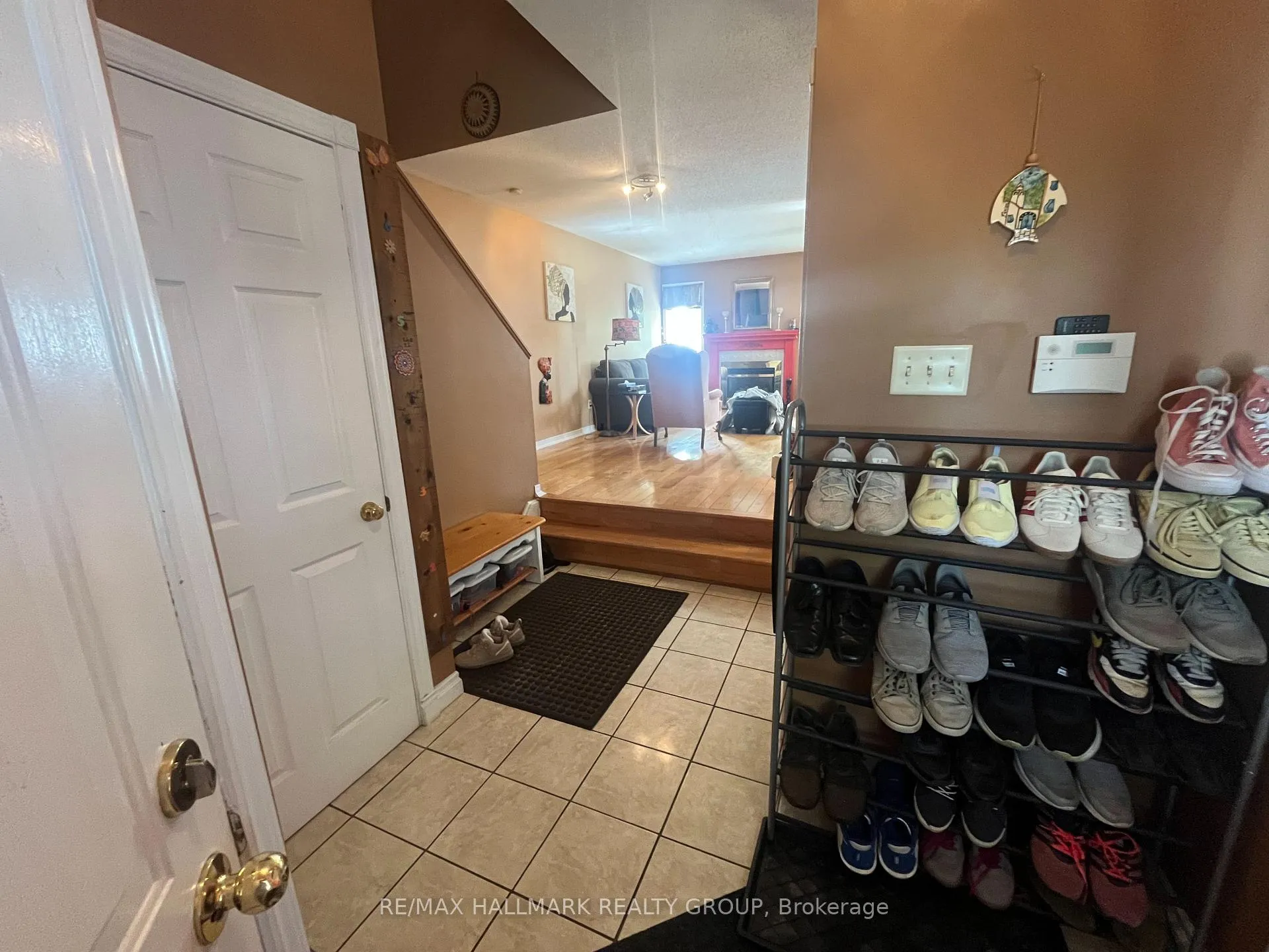 Photo 4 of 827 Como Crescent, Ottawa, Fallingbrook/Pineridge — HOMEH