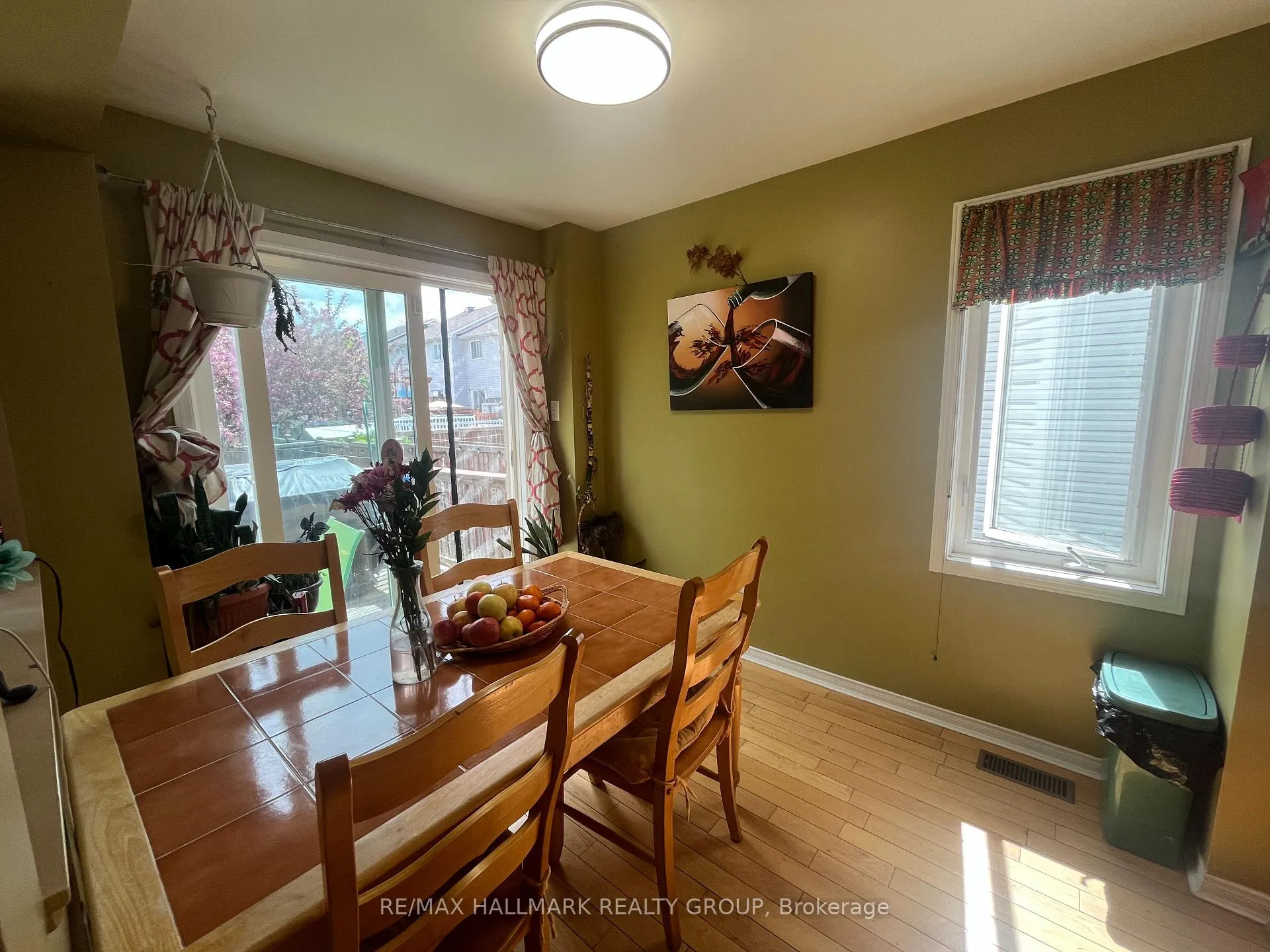 Photo 8 of 827 Como Crescent, Ottawa, Fallingbrook/Pineridge — HOMEH
