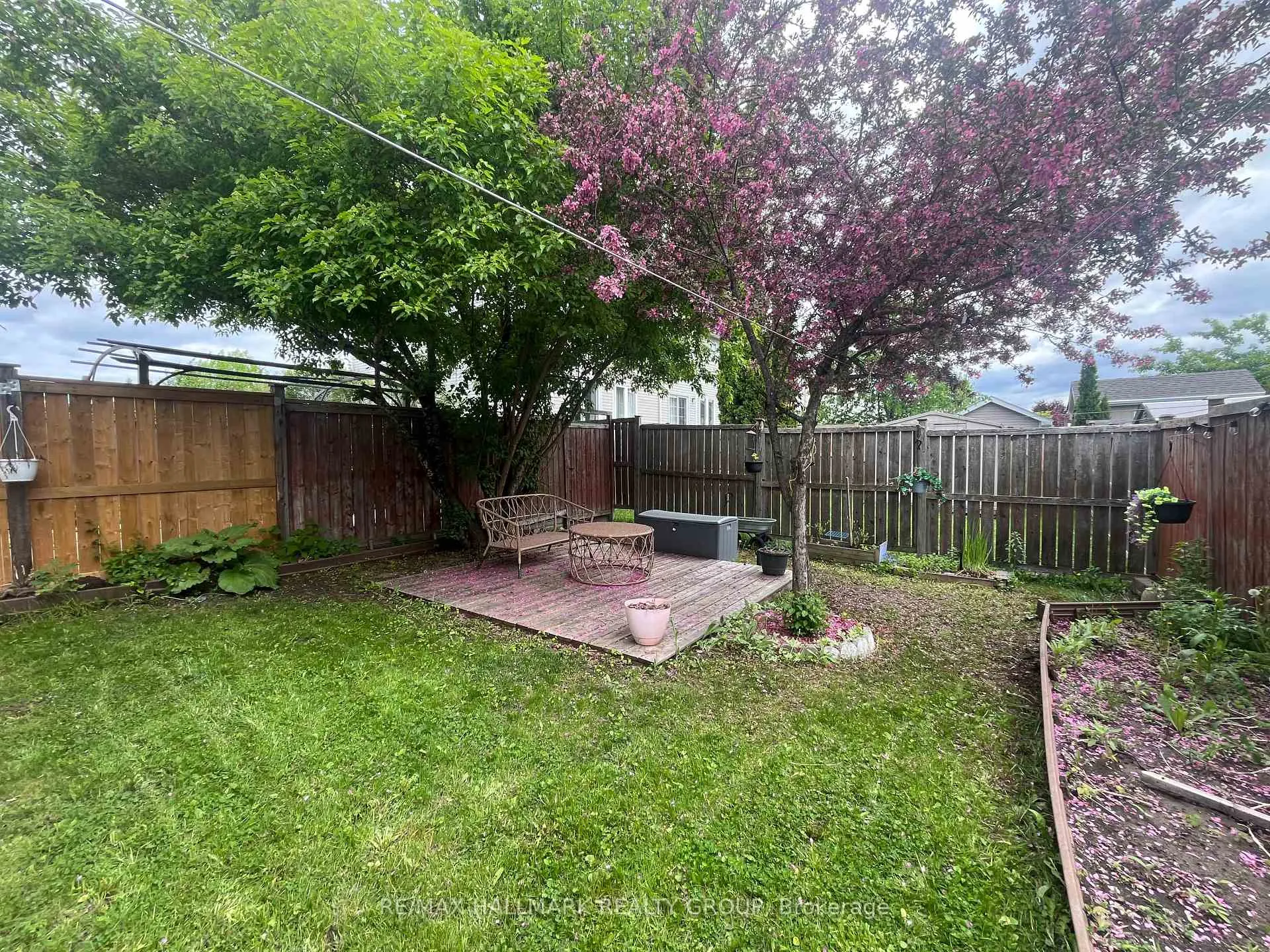Photo 21 of 827 Como Crescent, Ottawa, Fallingbrook/Pineridge — HOMEH