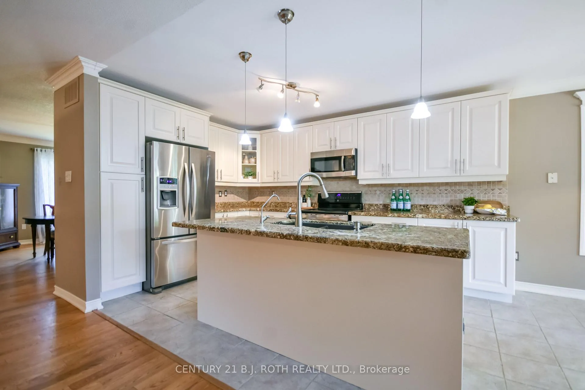 Photo 5 of 112 Silver Birch Avenue, Wasaga Beach — HOMEH