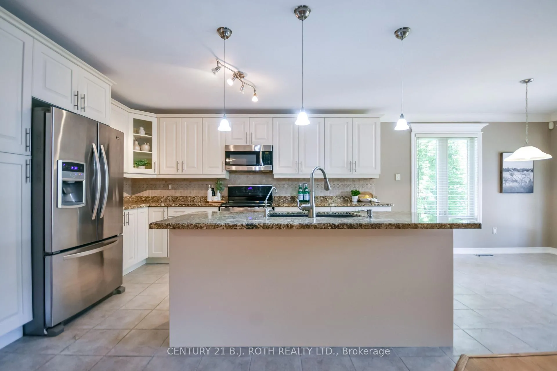 Photo 7 of 112 Silver Birch Avenue, Wasaga Beach — HOMEH