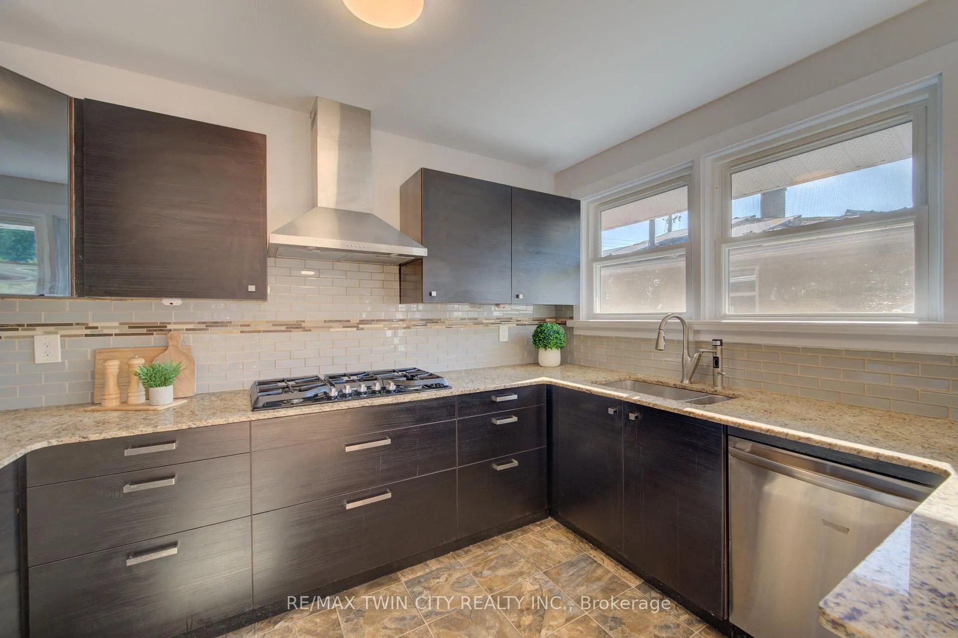 Photo 18 of 68 Kingslea Drive, Hamilton, Huntington — HOMEH