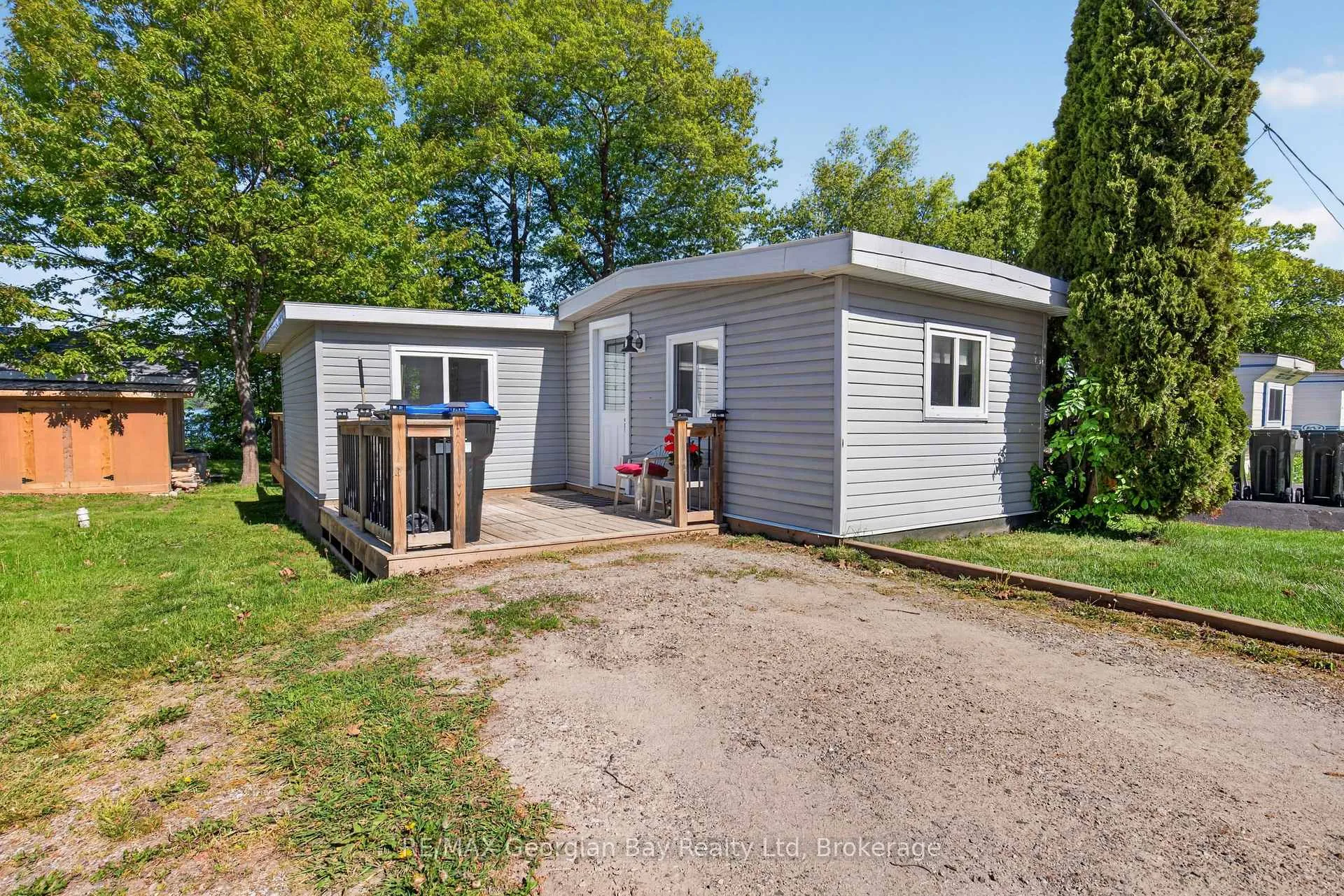 Photo of 24 Lakeshore Road