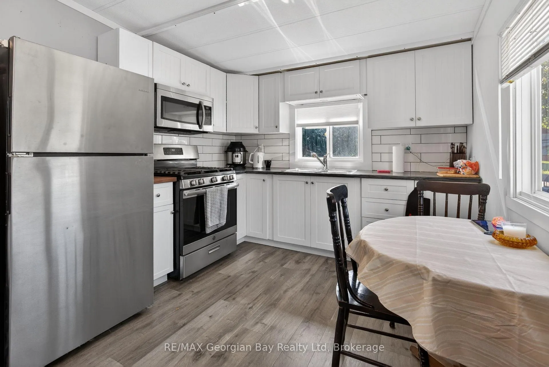 Photo 3 of 24 Lakeshore Road, Midland — HOMEH