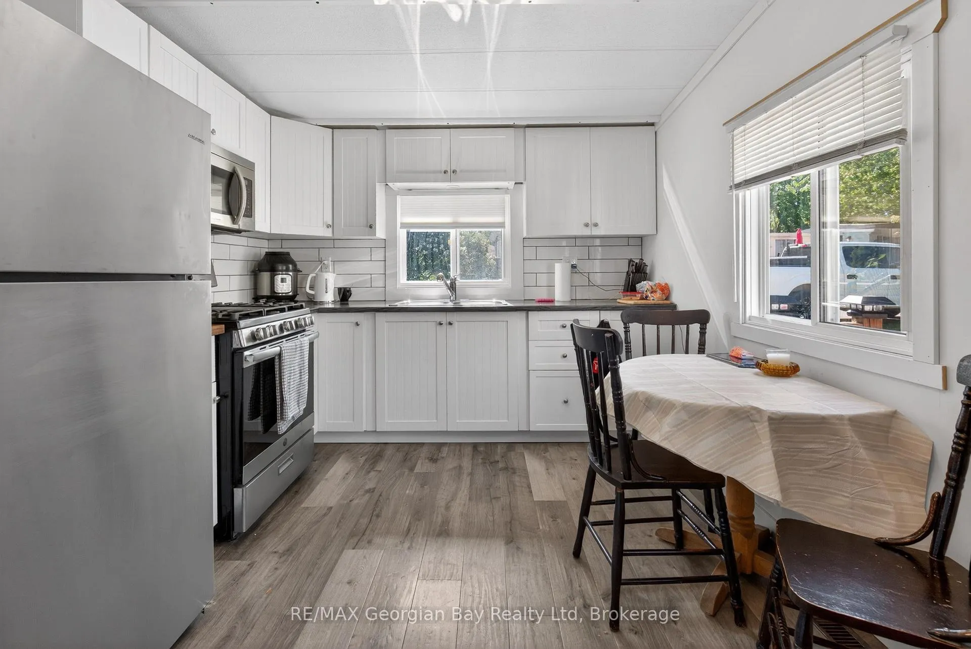 Photo 4 of 24 Lakeshore Road, Midland — HOMEH