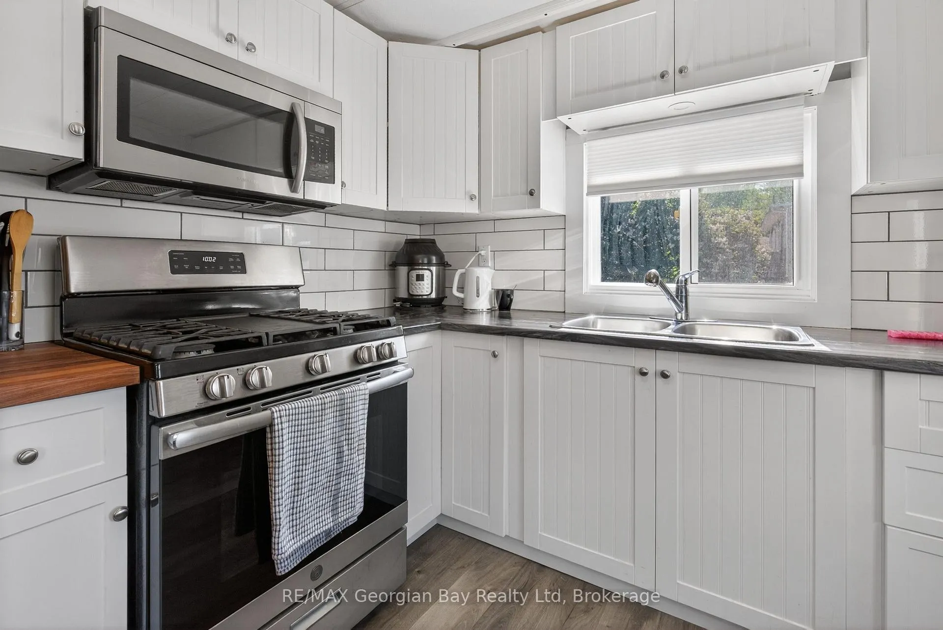 Photo 5 of 24 Lakeshore Road, Midland — HOMEH