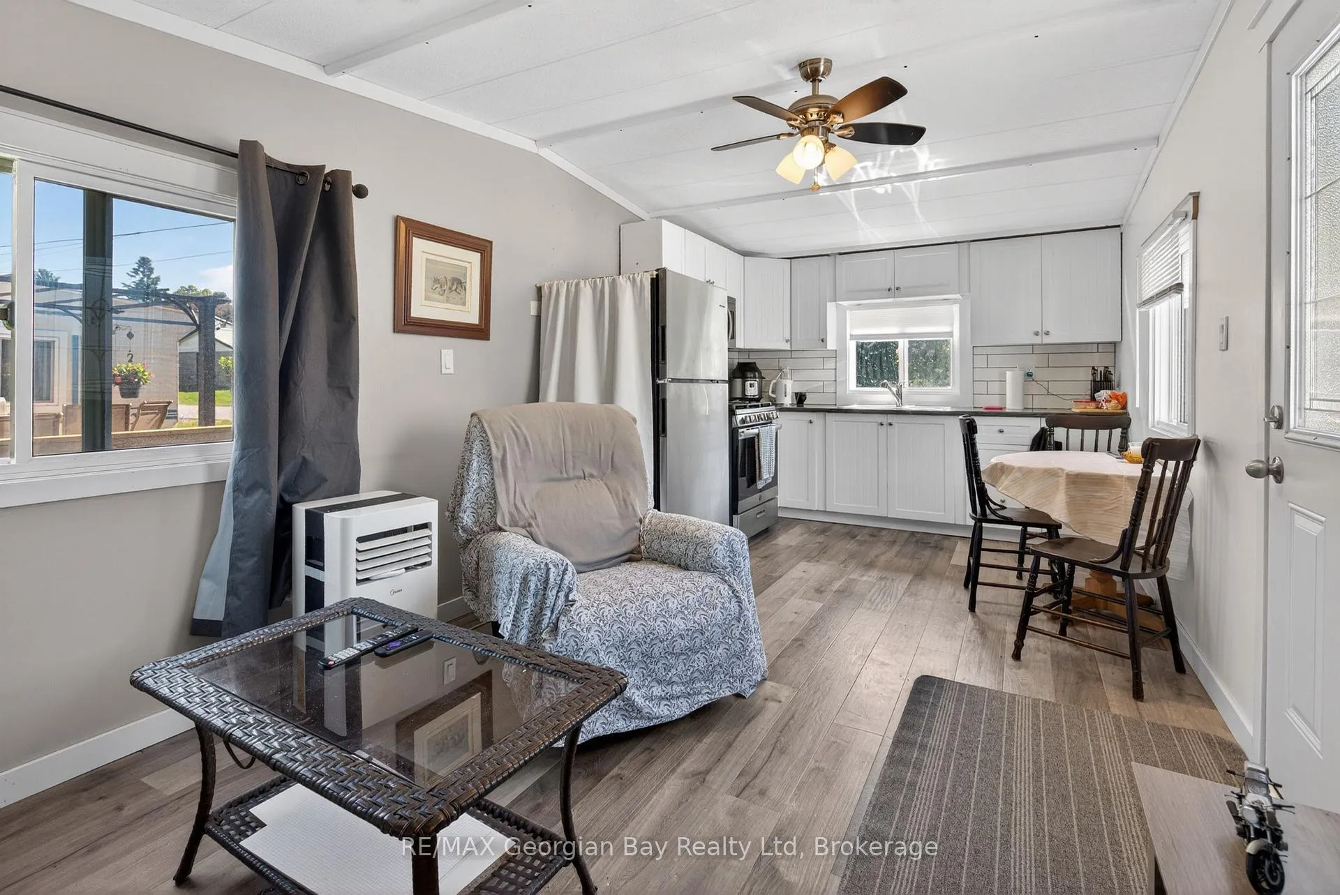 Photo 8 of 24 Lakeshore Road, Midland — HOMEH