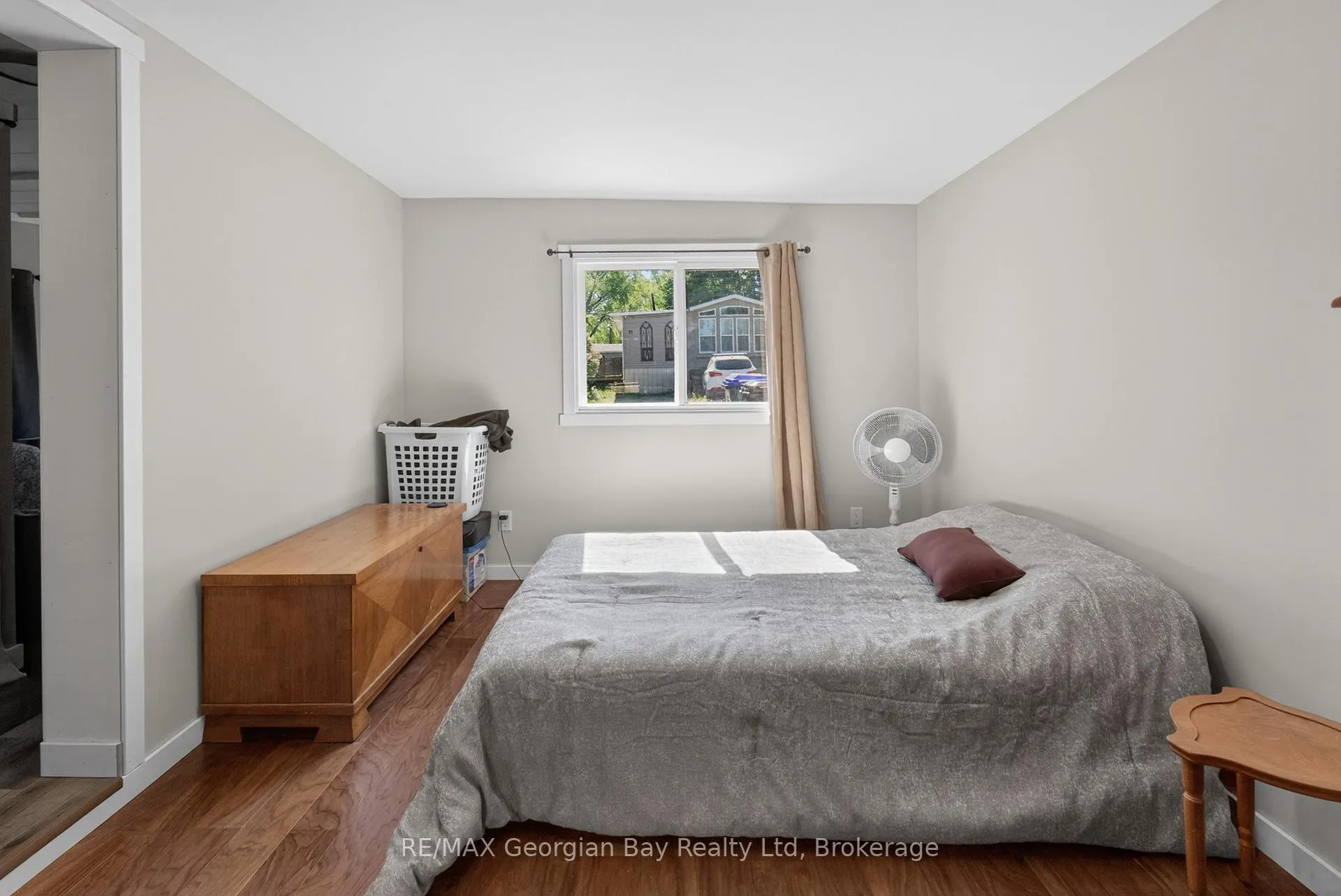 Photo 9 of 24 Lakeshore Road, Midland — HOMEH