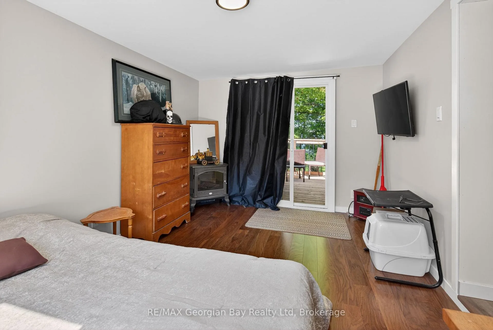 Photo 10 of 24 Lakeshore Road, Midland — HOMEH