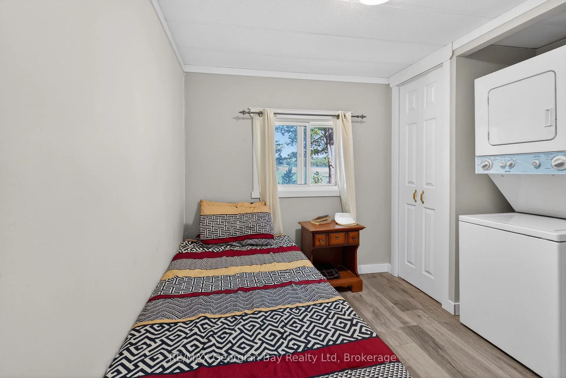 Photo 11 of 24 Lakeshore Road, Midland — HOMEH