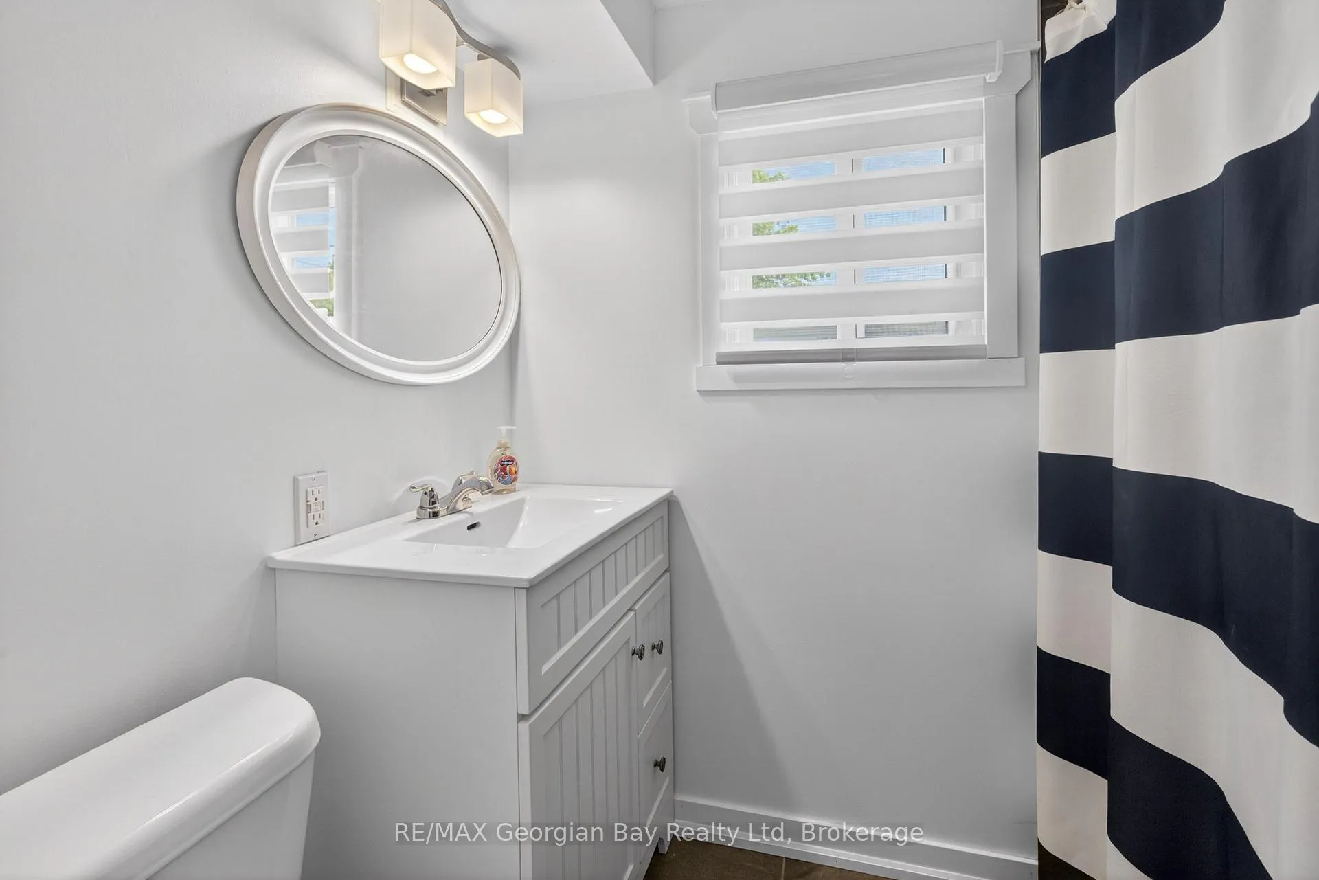 Photo 13 of 24 Lakeshore Road, Midland — HOMEH