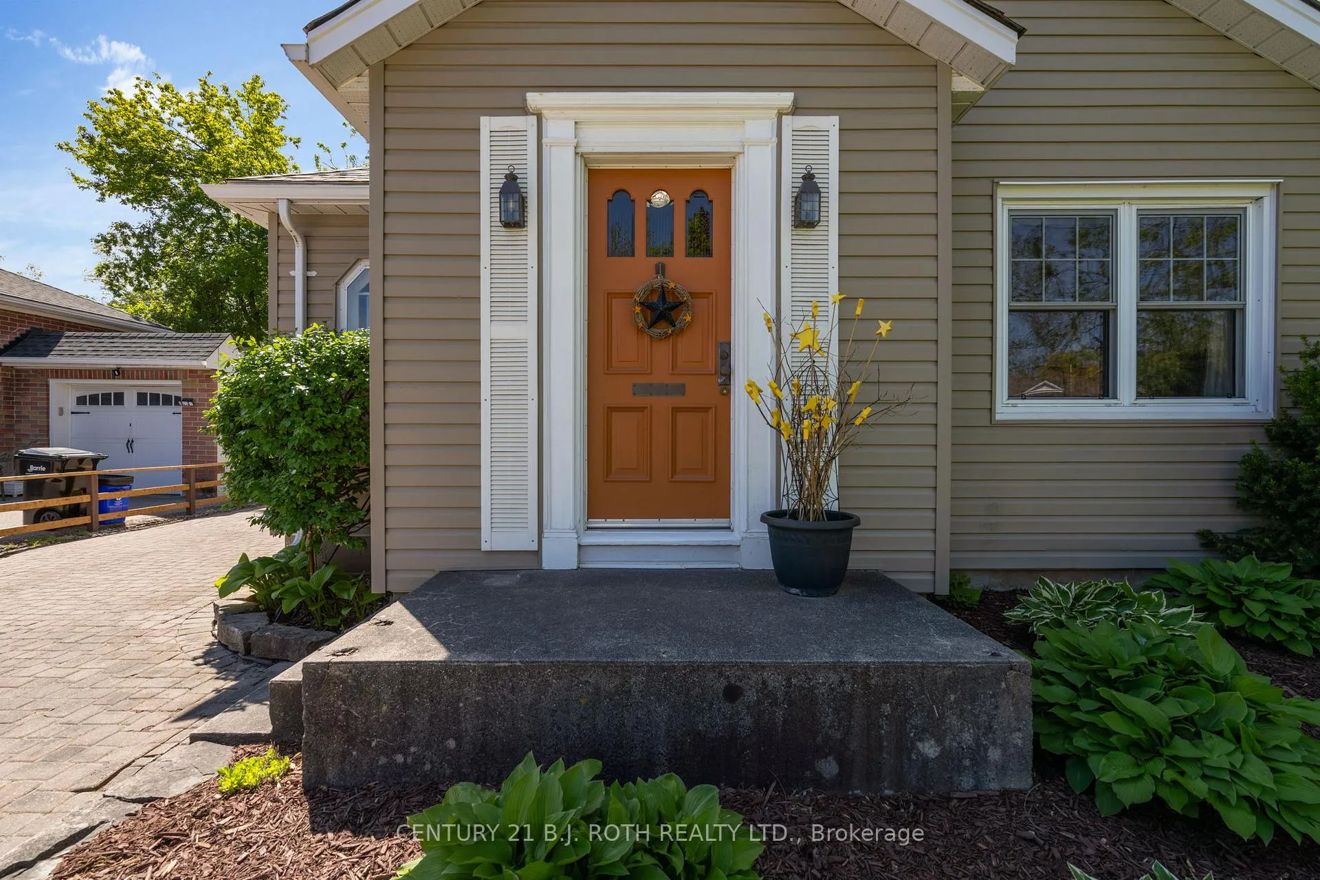 Photo 2 of 51 Henry Street, Barrie, Queen's Park — HOMEH