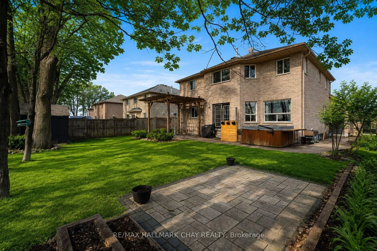 Photo 3 of 63 Northview Crescent, Barrie, Northwest — HOMEH