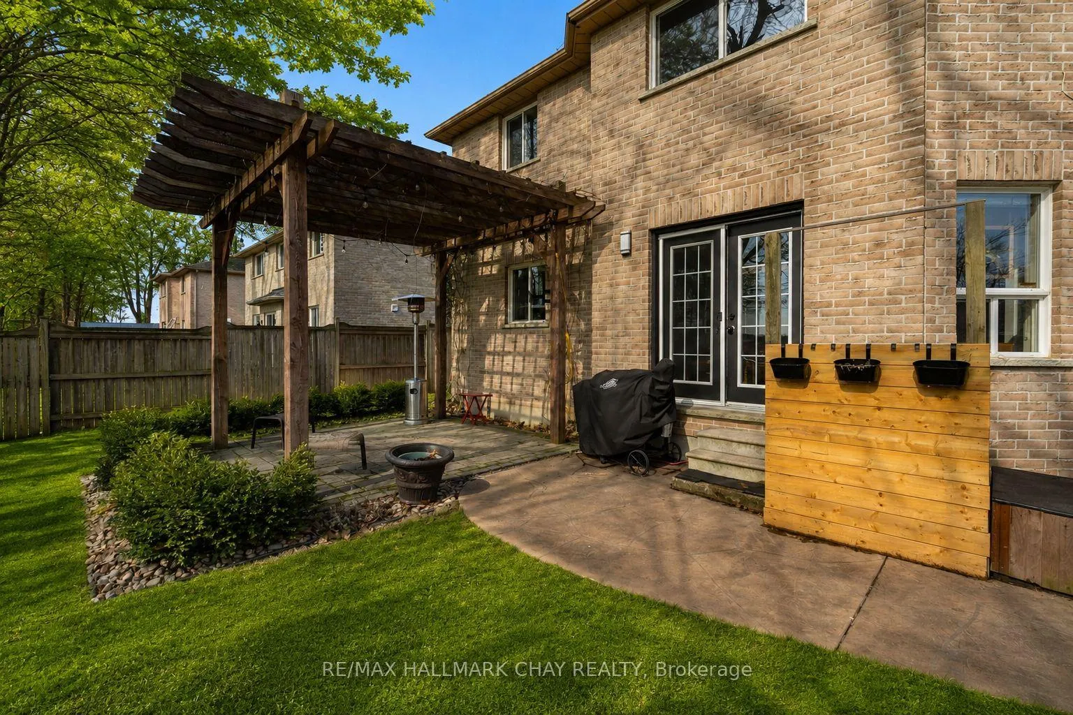 Photo 5 of 63 Northview Crescent, Barrie, Northwest — HOMEH