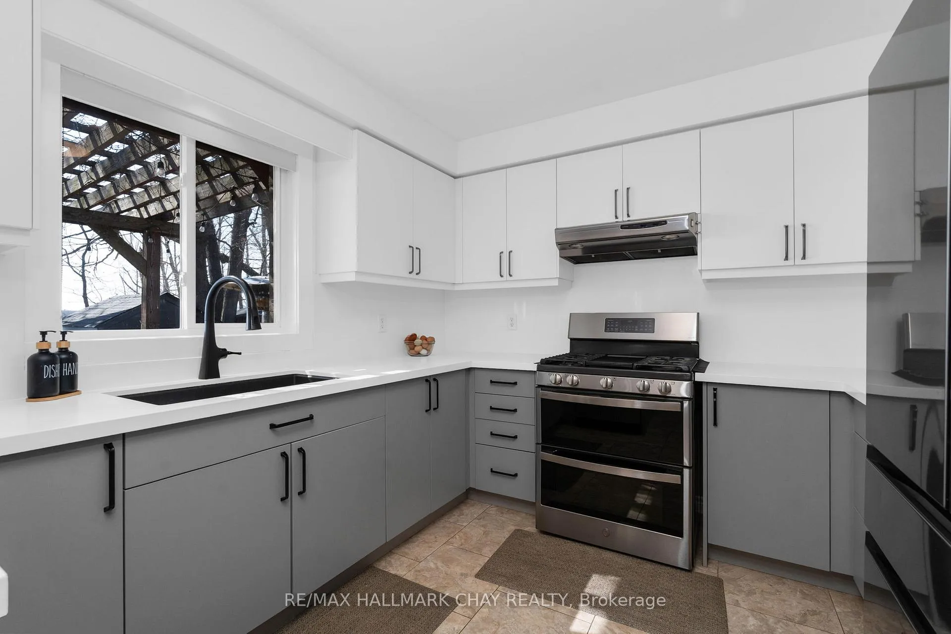 Photo 18 of 63 Northview Crescent, Barrie, Northwest — HOMEH