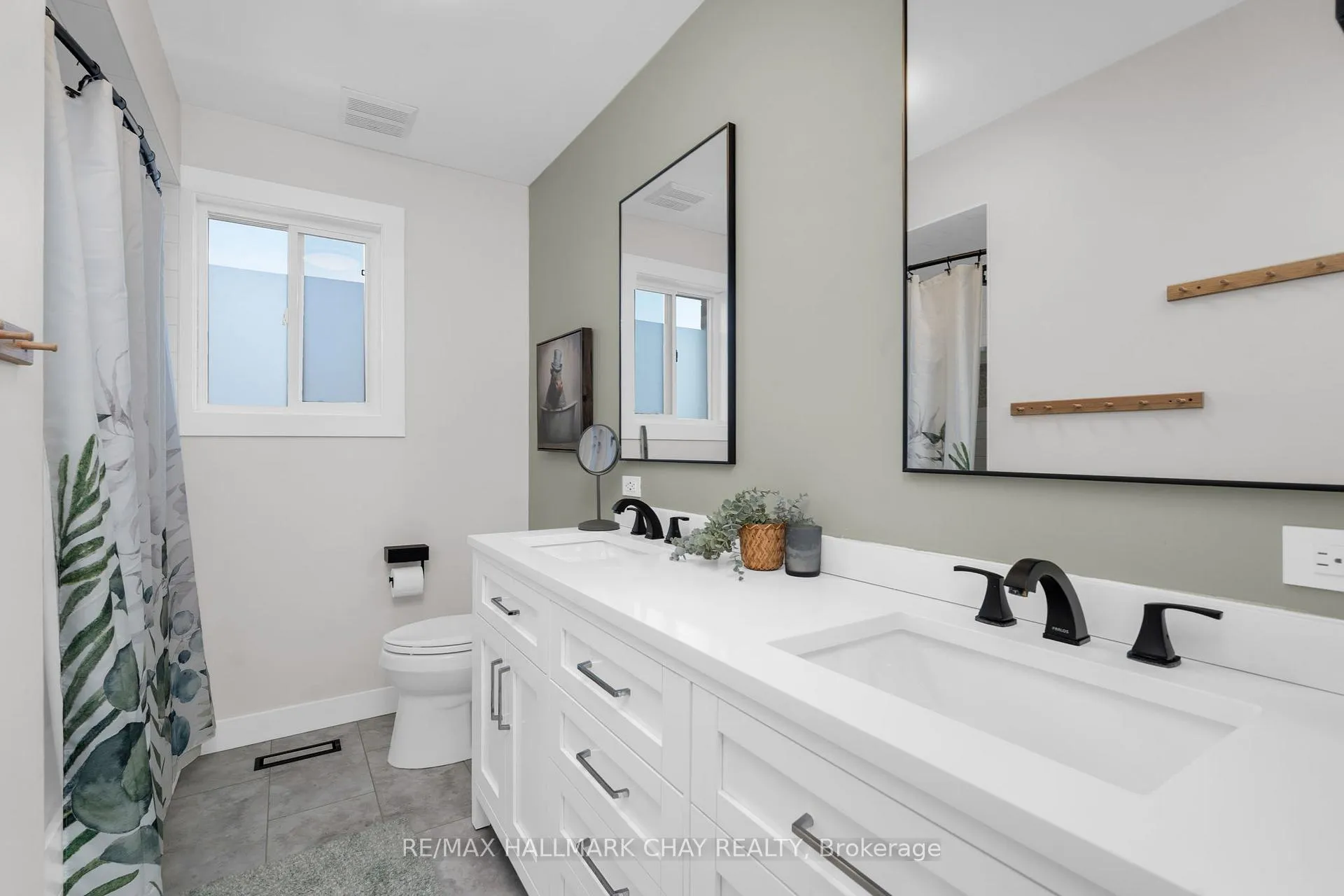 Photo 35 of 63 Northview Crescent, Barrie, Northwest — HOMEH