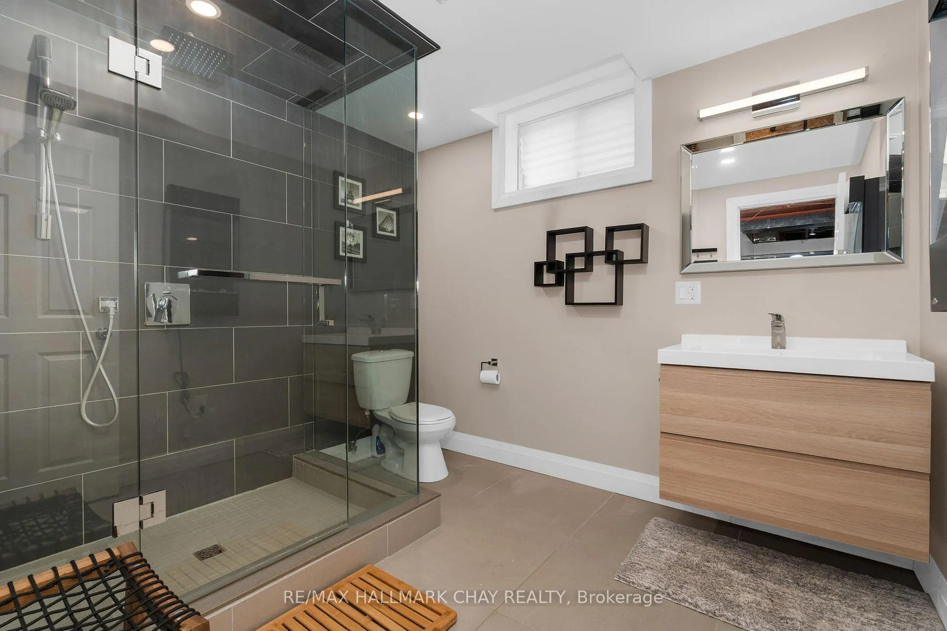 Photo 38 of 63 Northview Crescent, Barrie, Northwest — HOMEH