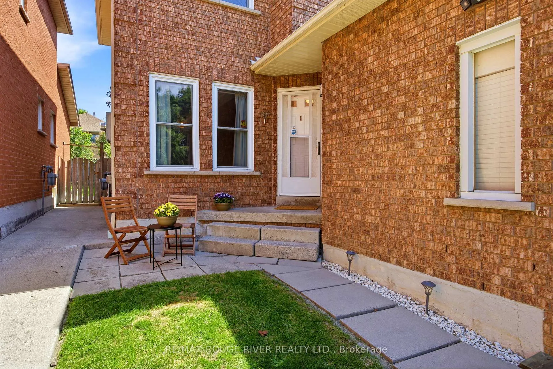 Photo 3 of 25 Cobblestone Drive, Whitby, Pringle Creek — HOMEH