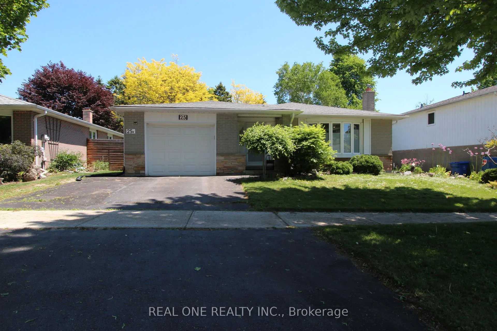 Photo 2 of 25 Bigwin Drive, Aurora, Aurora Heights — HOMEH