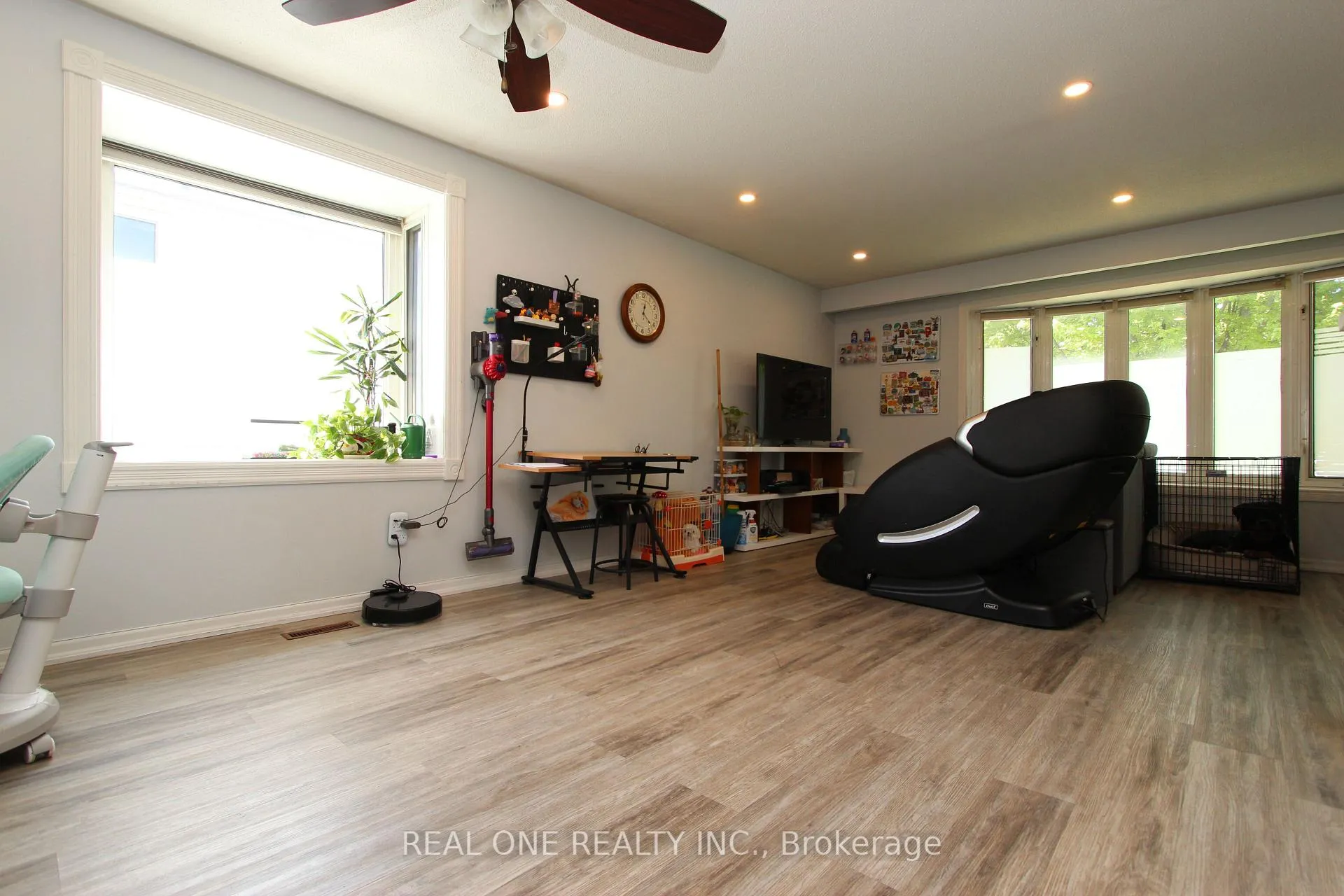 Photo 4 of 25 Bigwin Drive, Aurora, Aurora Heights — HOMEH